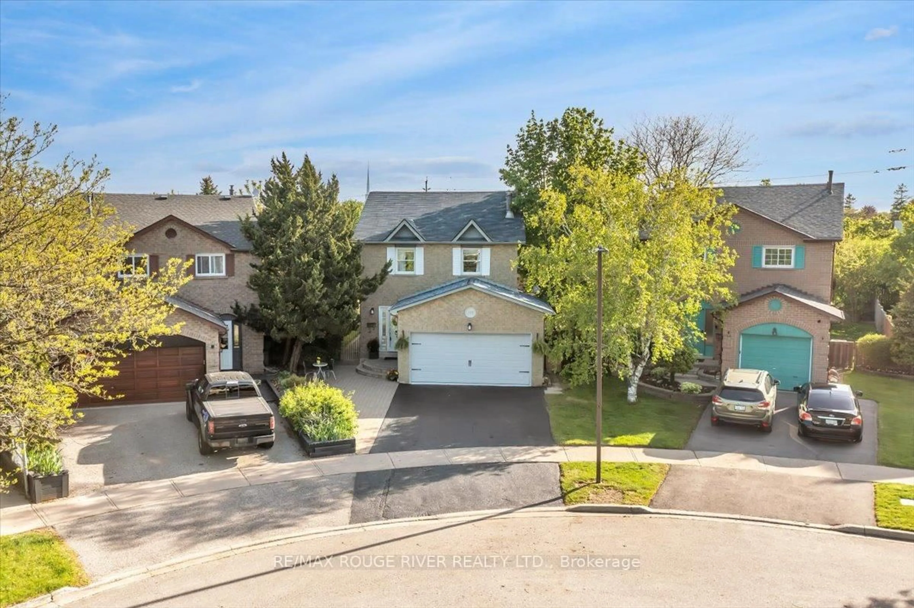 A pic from outside/outdoor area/front of a property/back of a property/a pic from drone, street for 716 Stonepath Circ, Pickering Ontario L1V 3T1