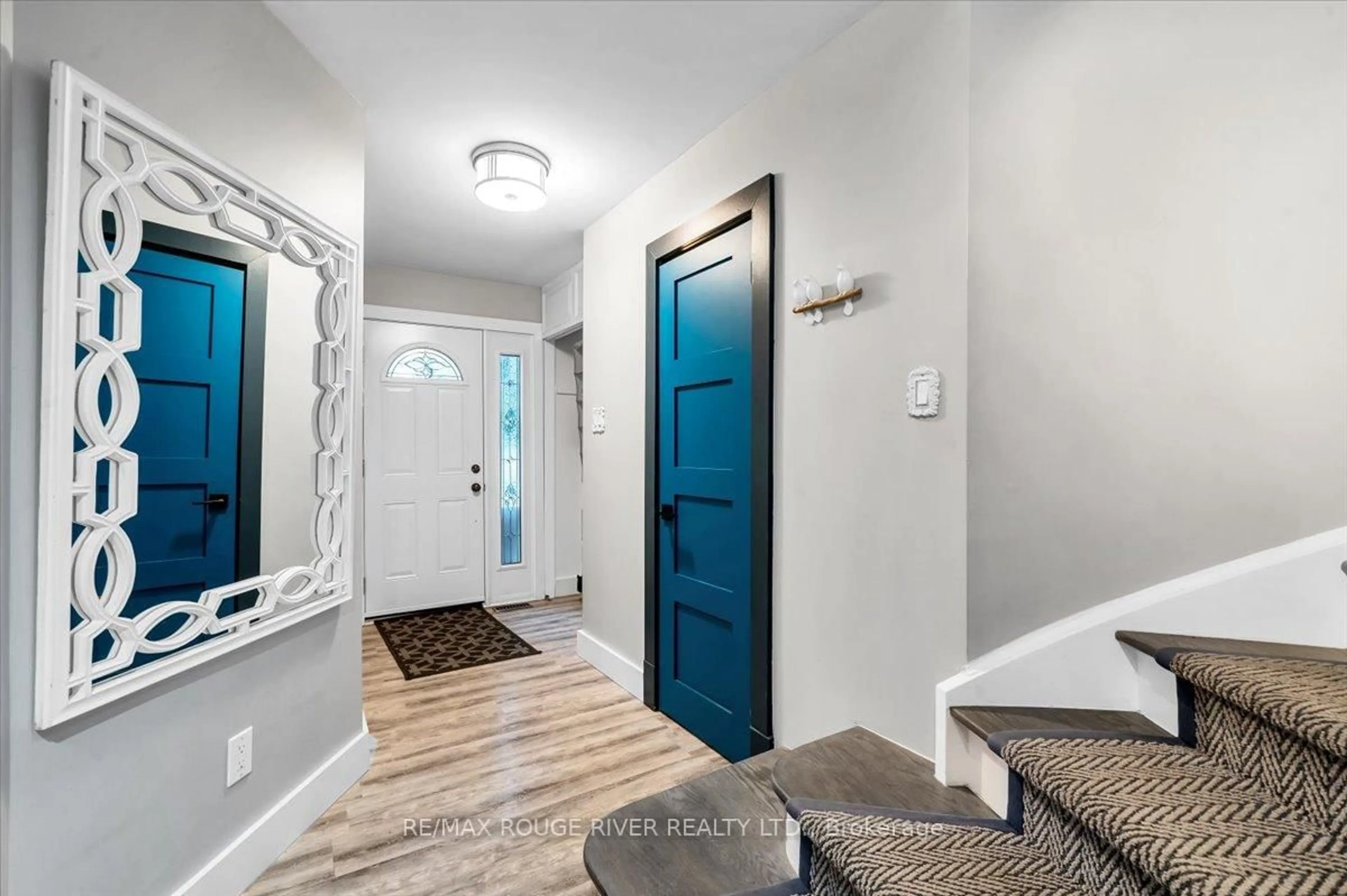 Indoor entryway for 716 Stonepath Circ, Pickering Ontario L1V 3T1