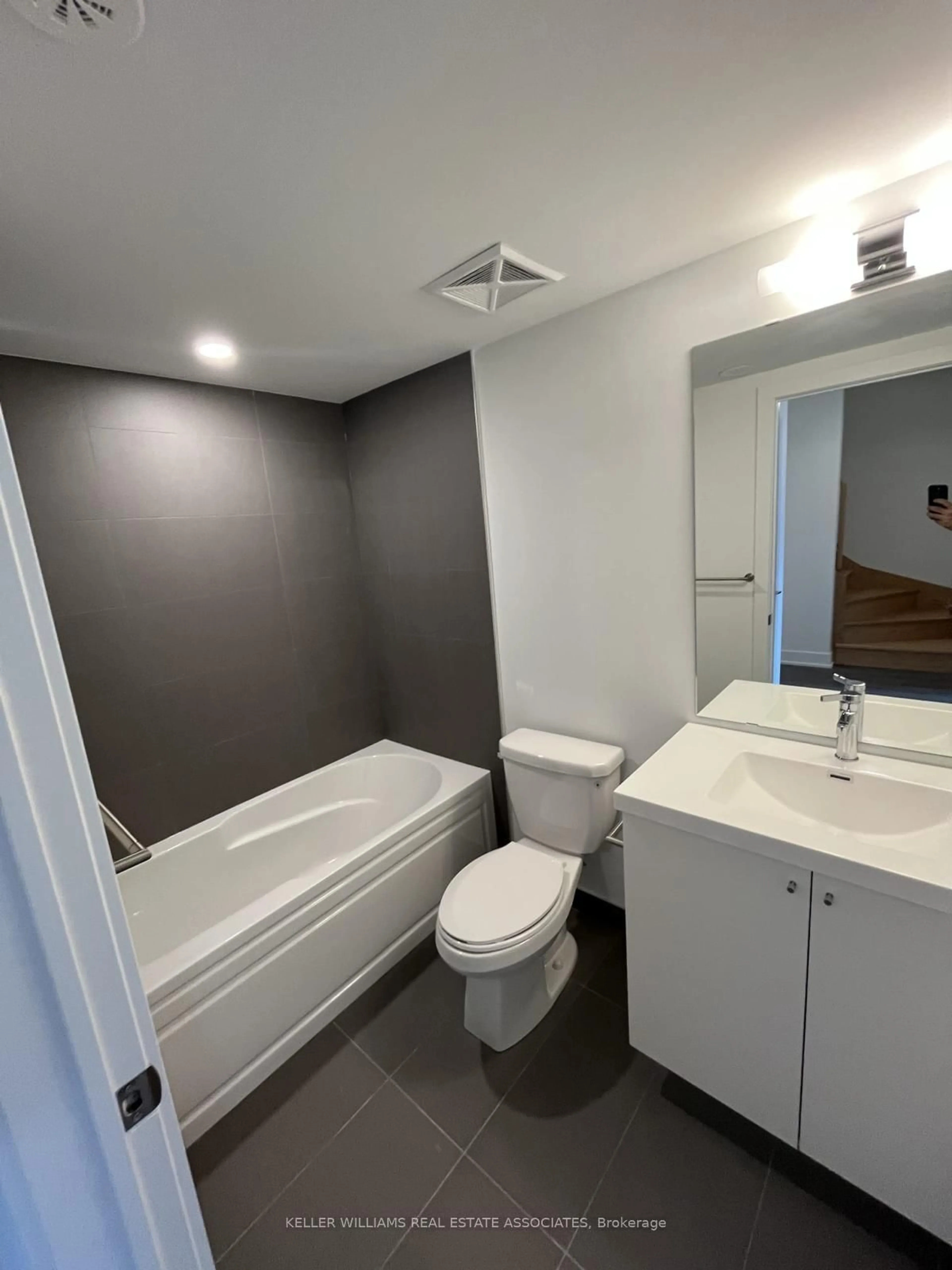 Standard bathroom, unknown for 18 Alpine Symphony Path, Oshawa Ontario L1L 0R1