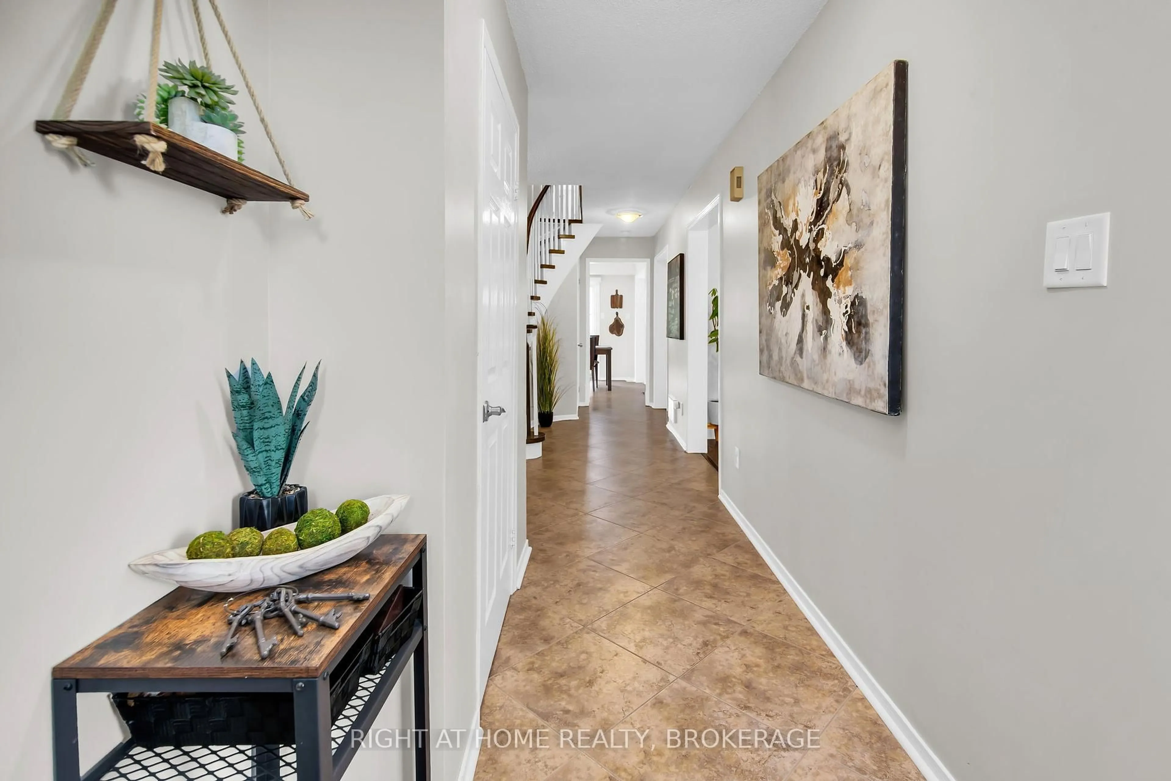Indoor entryway for 10 Ennisclare Pl, Whitby Ontario L1R 1R9
