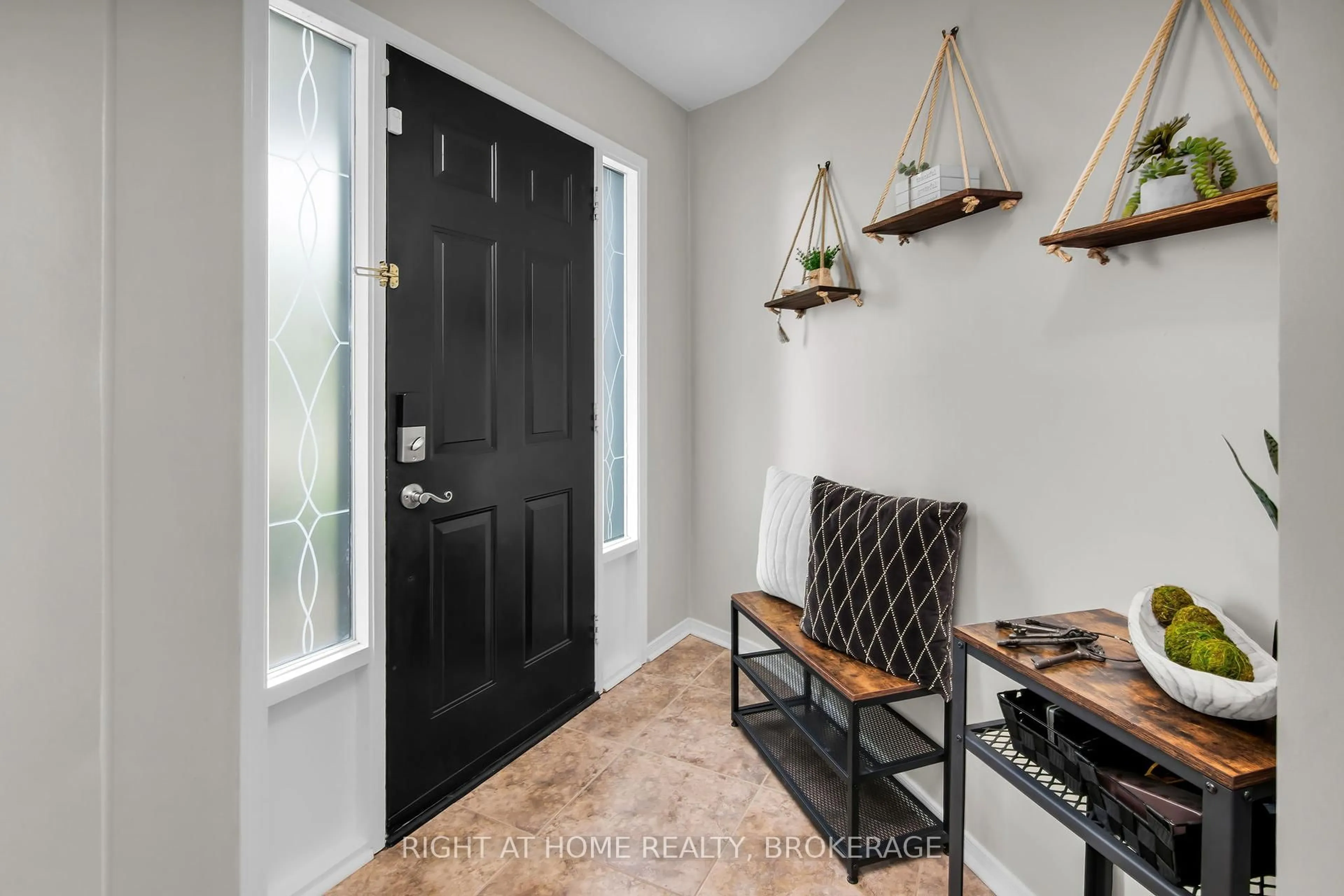 Indoor entryway for 10 Ennisclare Pl, Whitby Ontario L1R 1R9