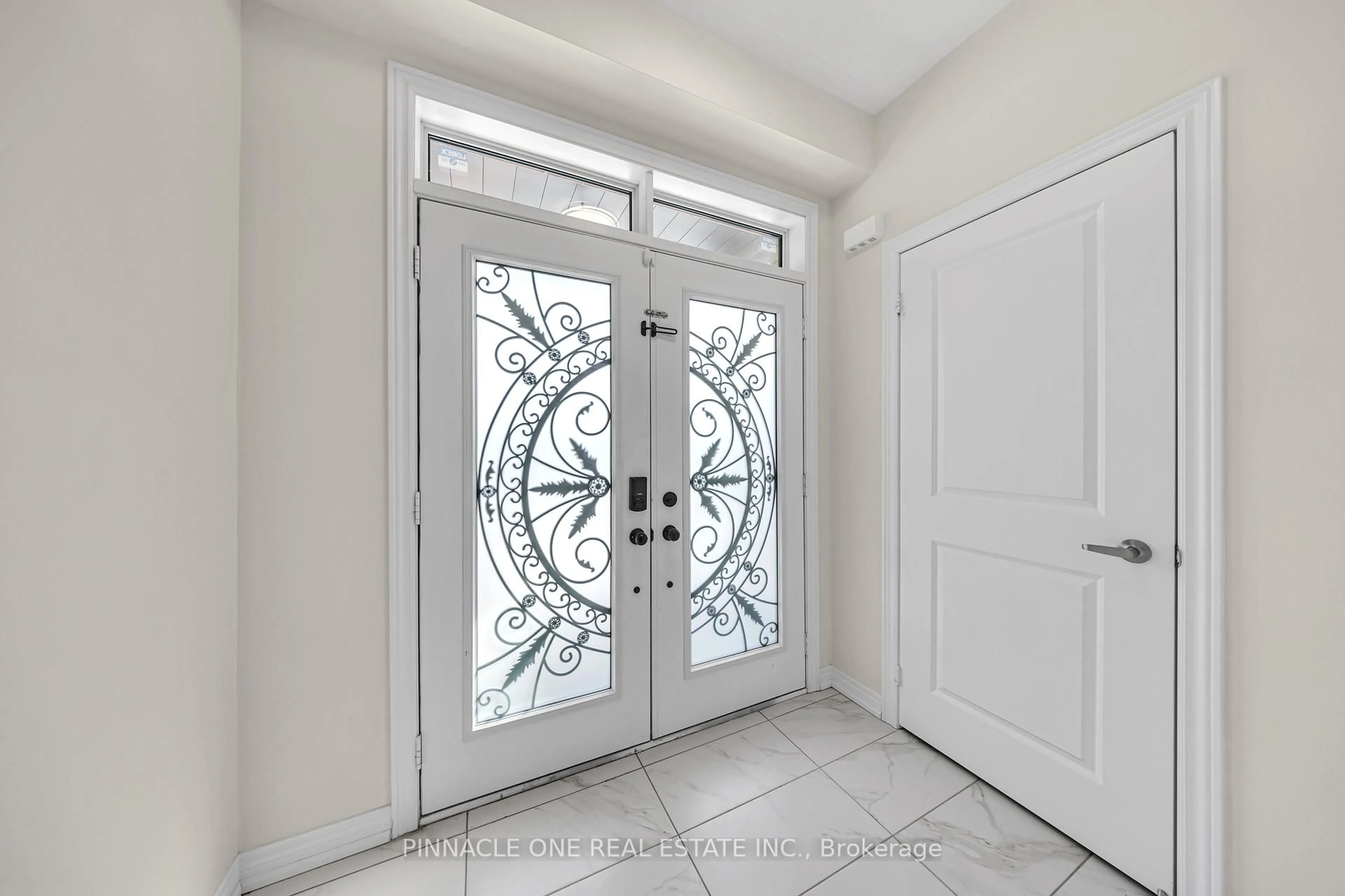 Indoor entryway for 2174 Coppermine St, Oshawa Ontario L1L 0T1