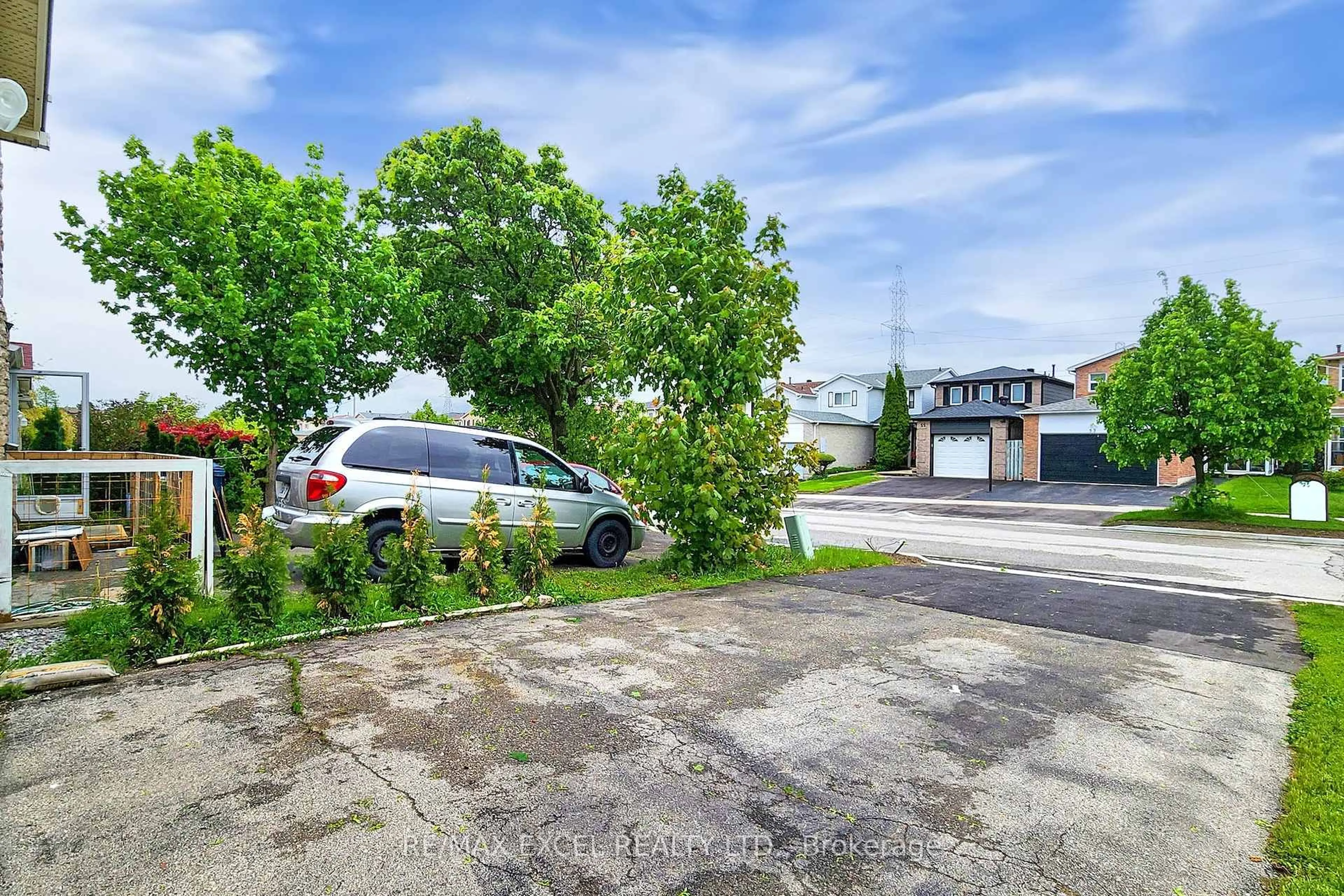 A pic from outside/outdoor area/front of a property/back of a property/a pic from drone, street for 52 Maresfield Dr, Toronto Ontario M1V 2X1
