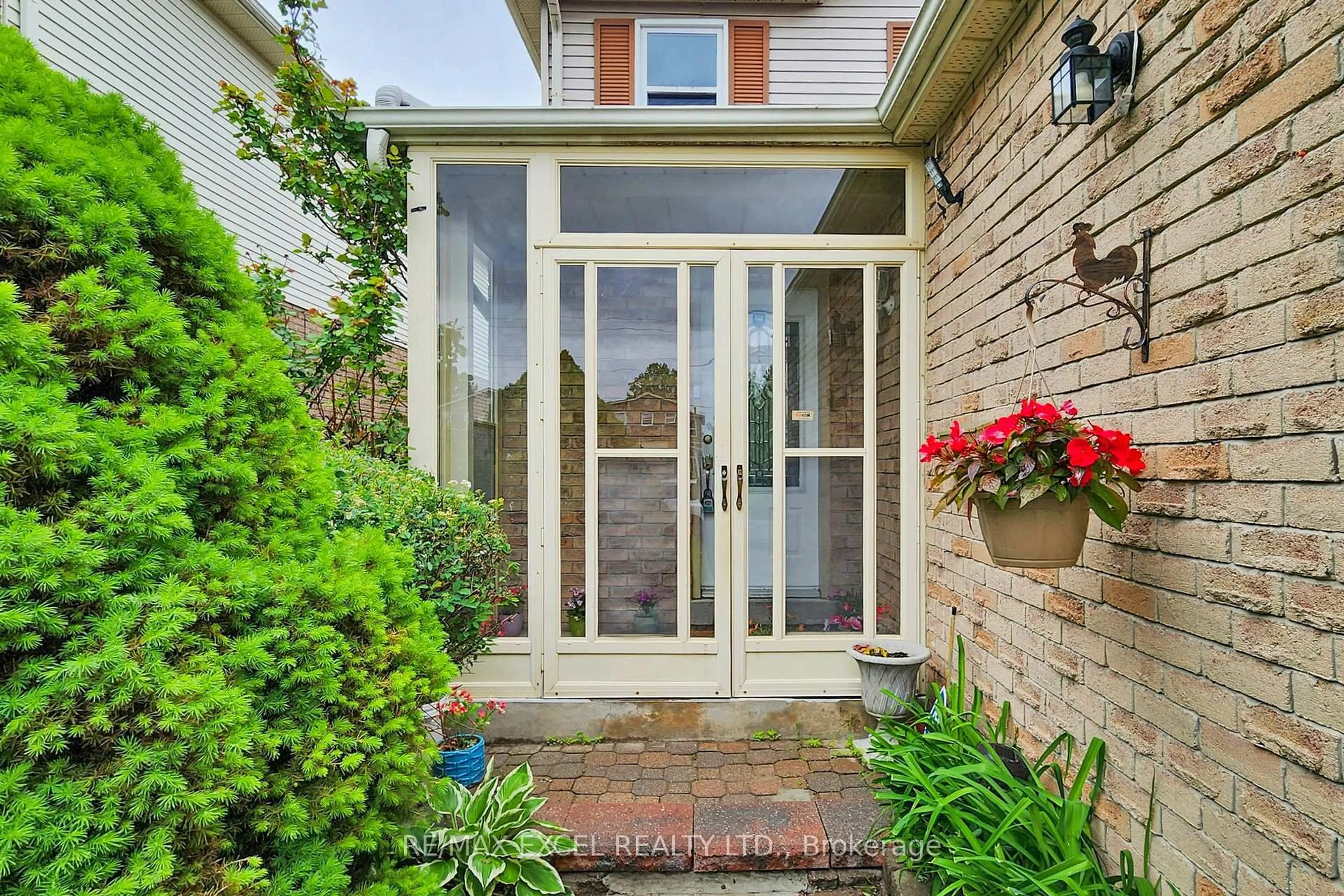 Indoor entryway for 52 Maresfield Dr, Toronto Ontario M1V 2X1