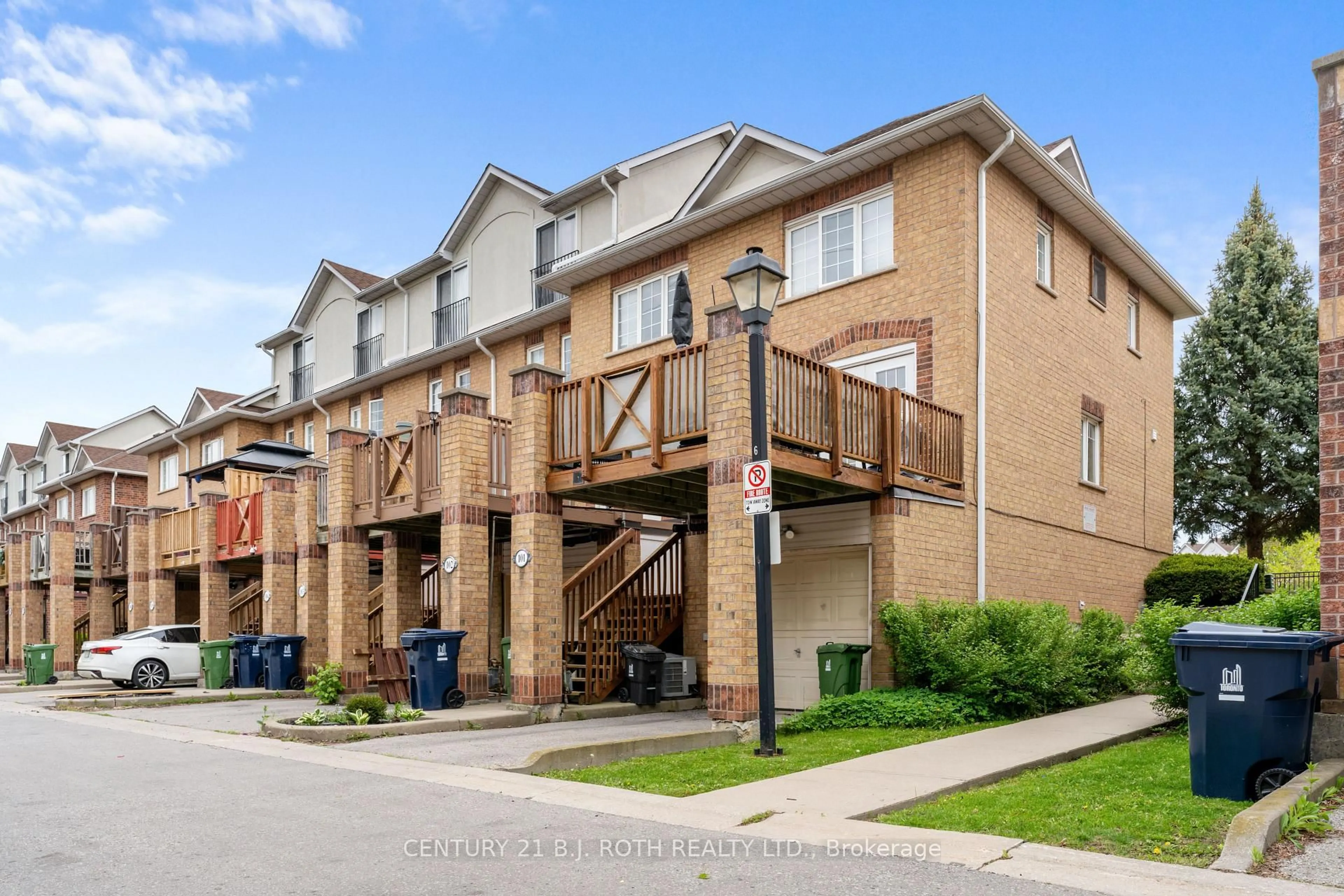 Patio, street for 2 Hedge End Rd #101, Toronto Ontario M1B 5Z8