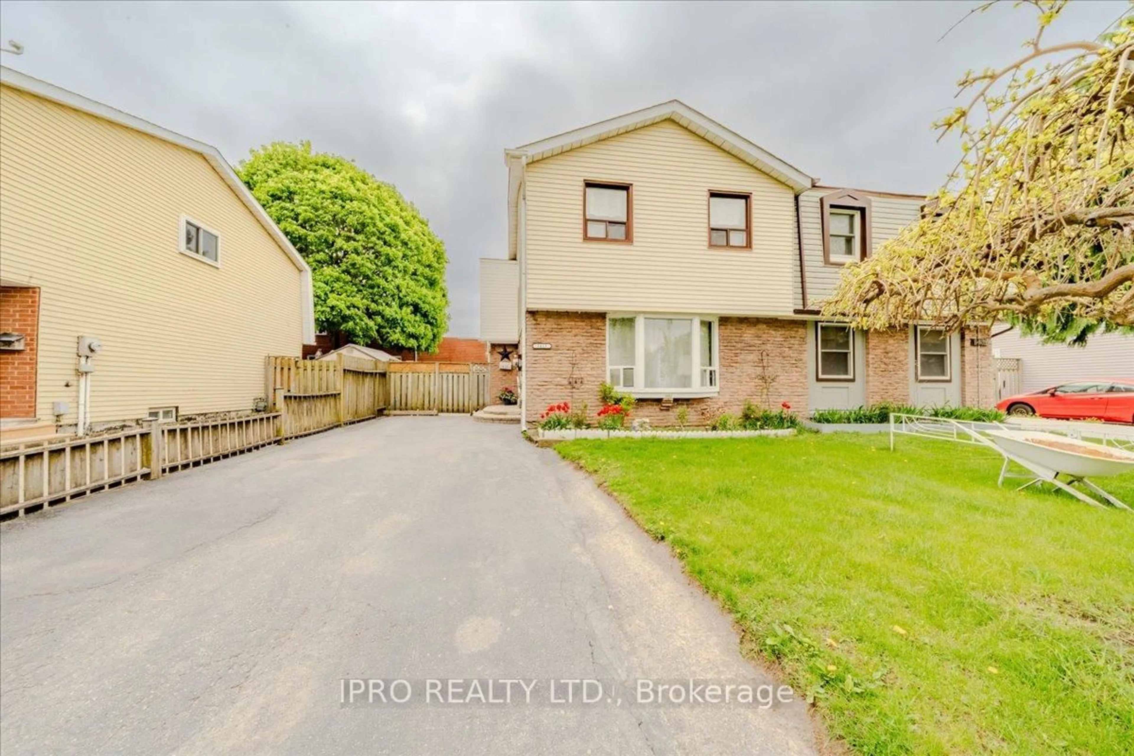 A pic from outside/outdoor area/front of a property/back of a property/a pic from drone, street for 1413 Fenelon Cres, Oshawa Ontario L1J 6G2