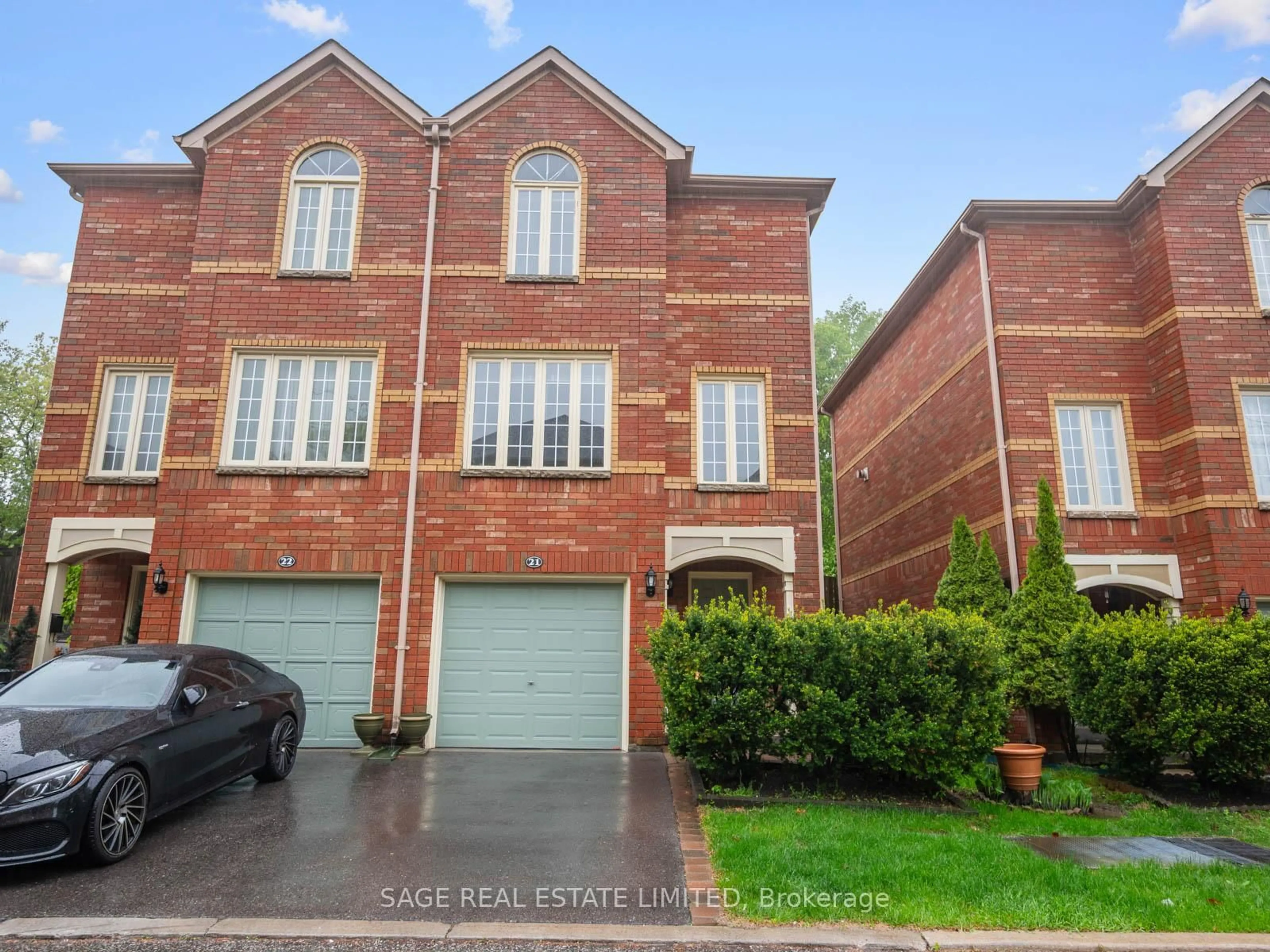 A pic from outside/outdoor area/front of a property/back of a property/a pic from drone, street for 21 Guildpark Ptwy, Toronto Ontario M1J 3P1
