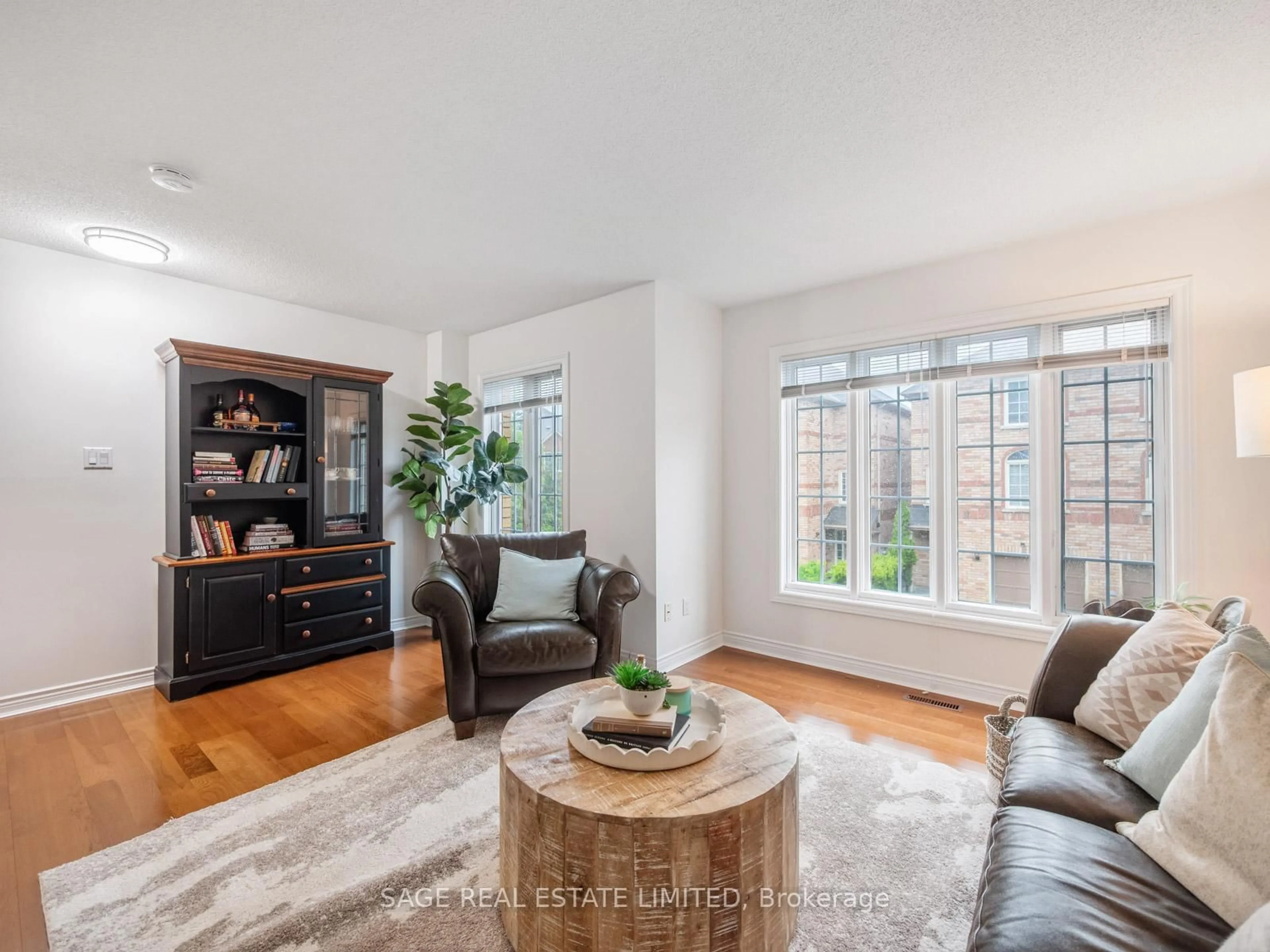 Living room with furniture, unknown for 21 Guildpark Ptwy, Toronto Ontario M1J 3P1