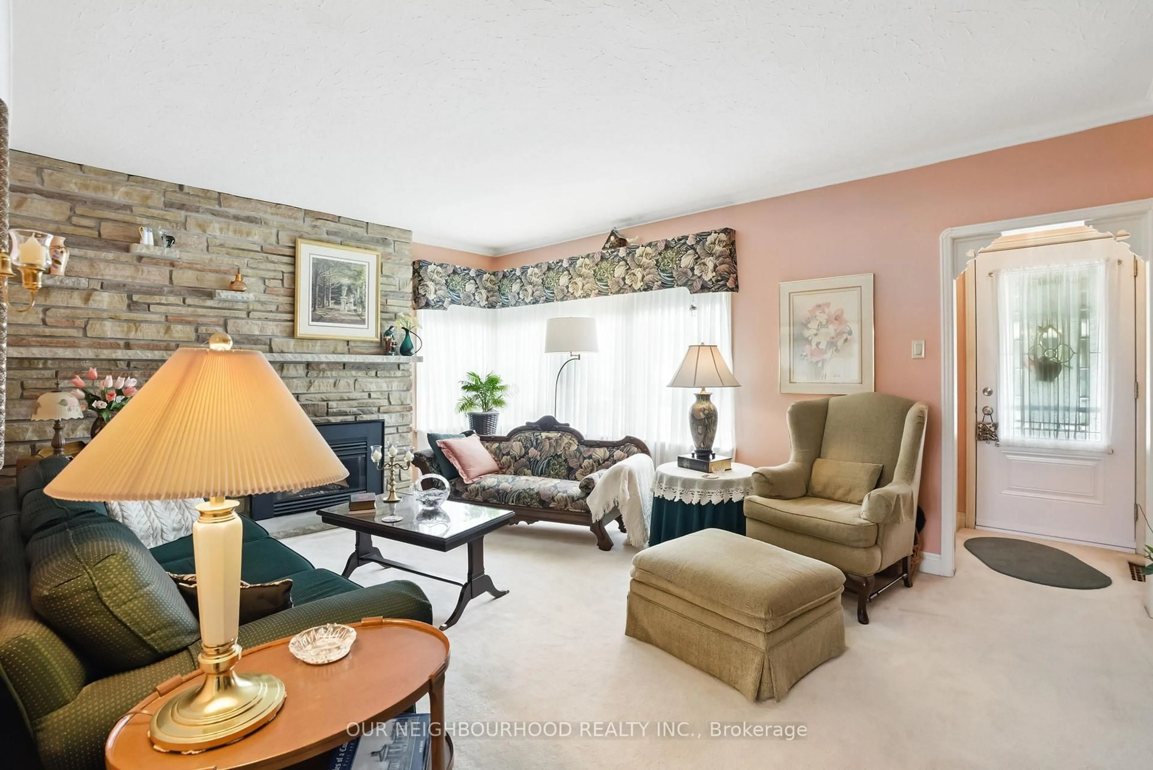 Living room with furniture, unknown for 303 Byron St, Whitby Ontario L1N 4N4