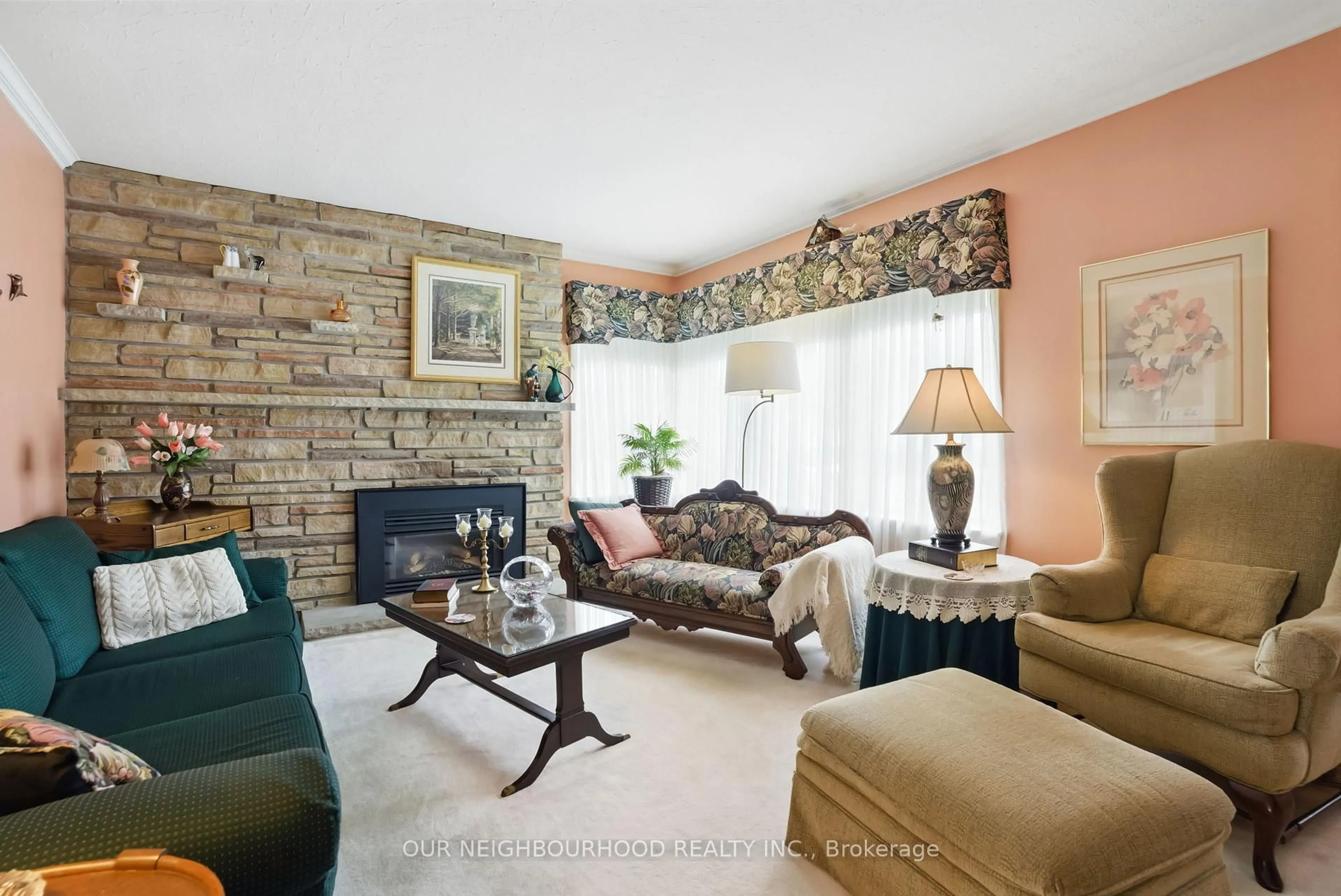 Living room with furniture, unknown for 303 Byron St, Whitby Ontario L1N 4N4