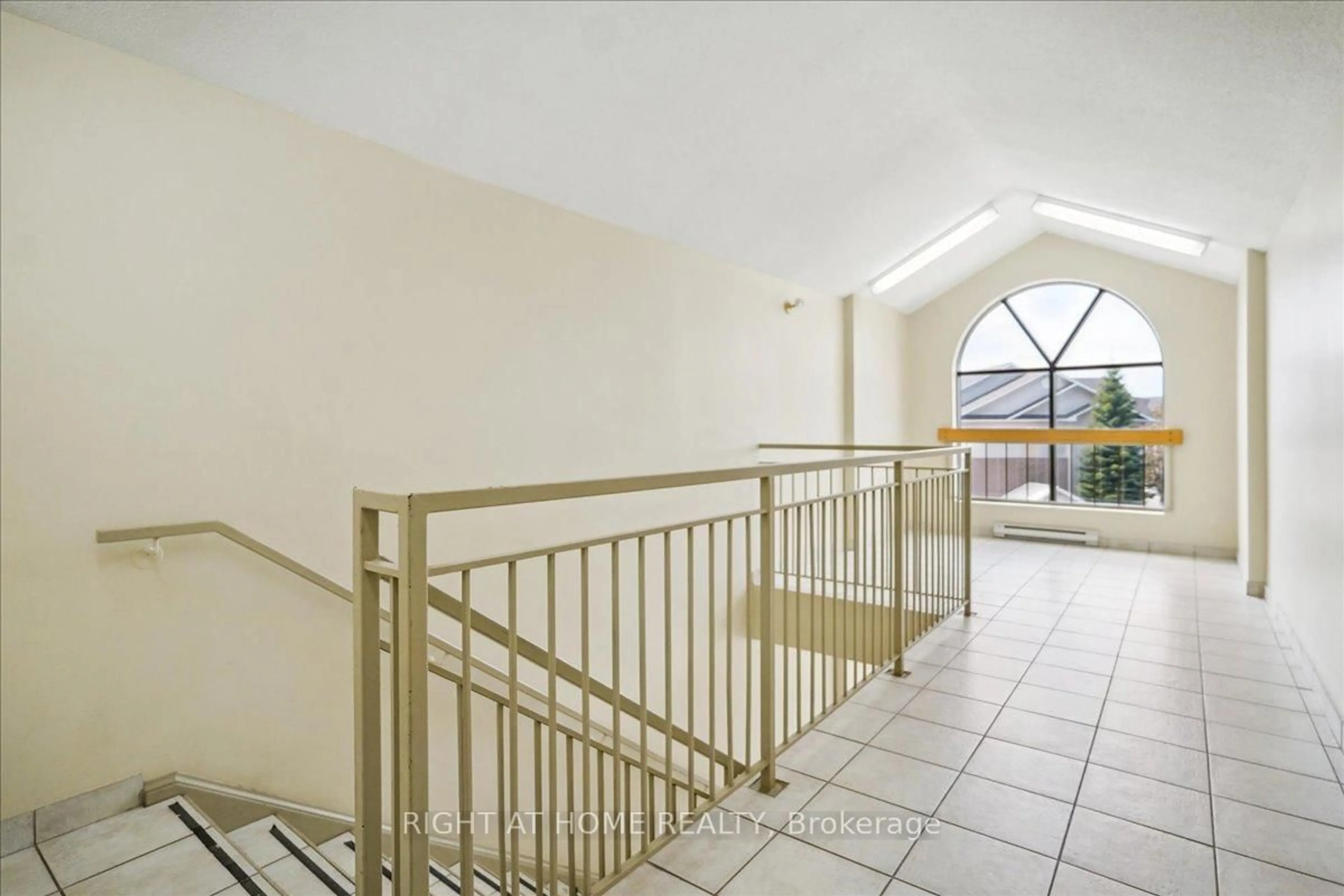 Indoor foyer for 83 Aspen Springs Dr #308, Clarington Ontario L1C 5J7