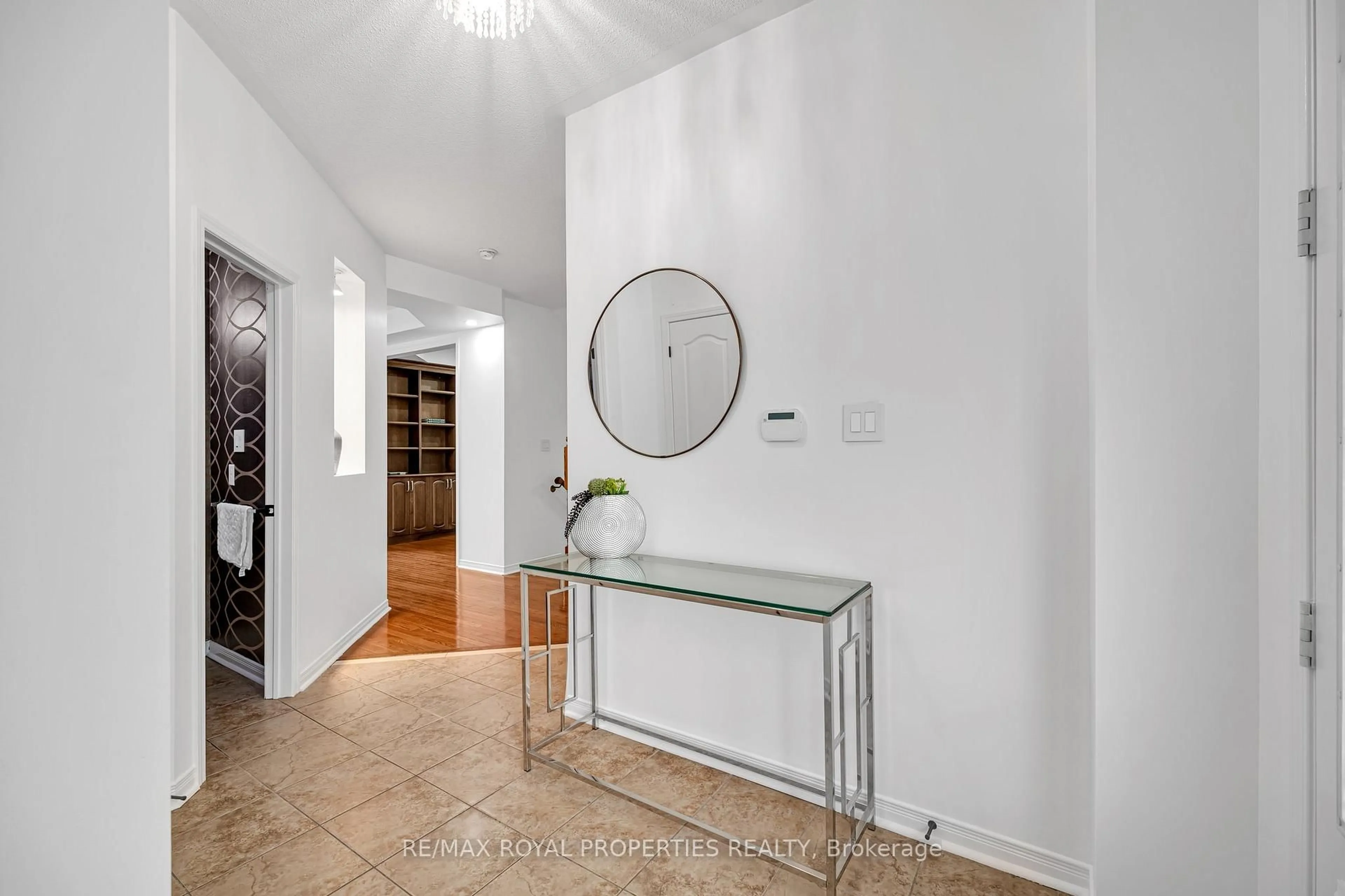 Indoor entryway for 27 Alldread Cres, Clarington Ontario L1B 0C2