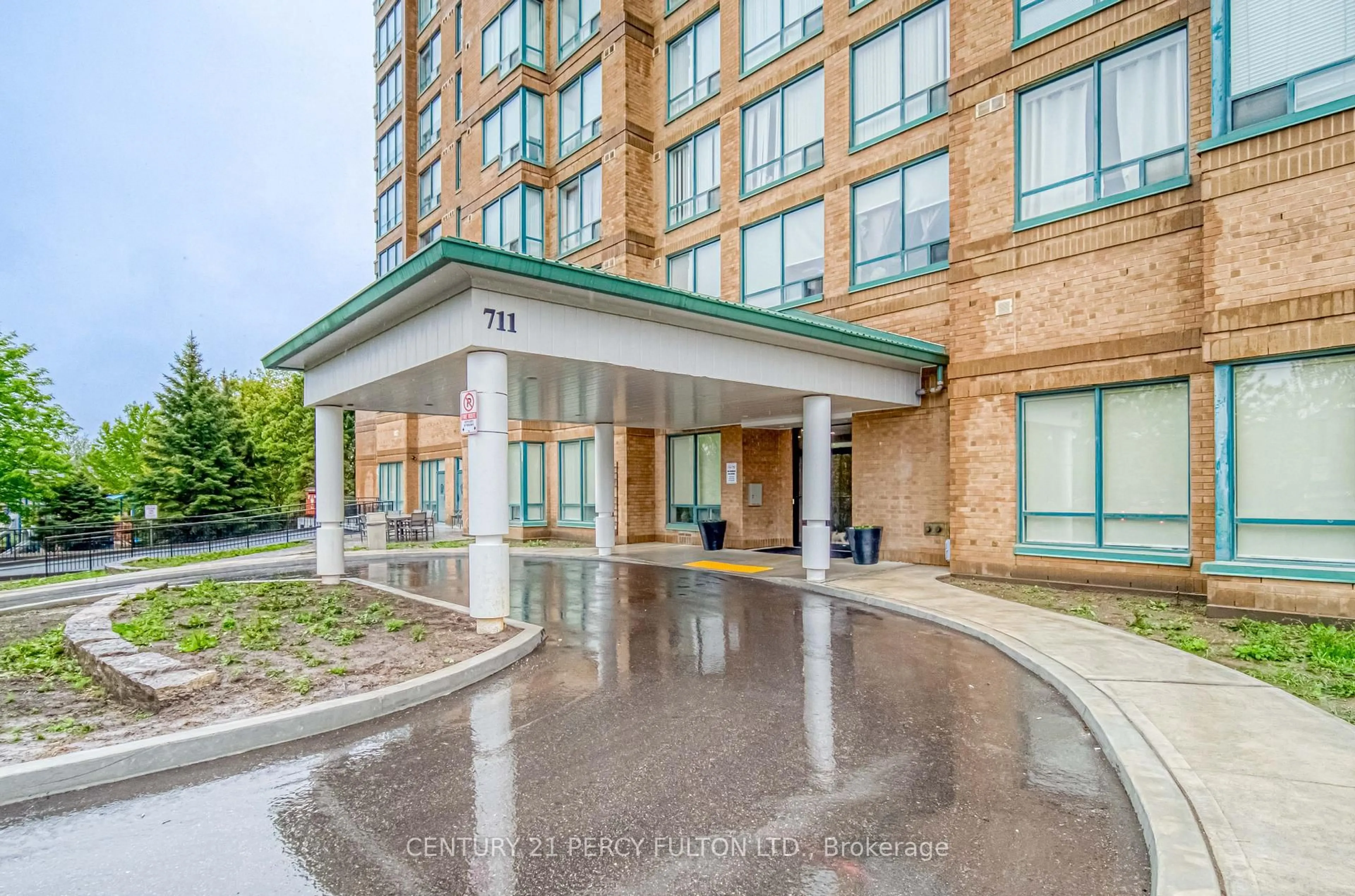 Indoor foyer for 711 Rossland Rd #710, Whitby Ontario L1N 8Z1
