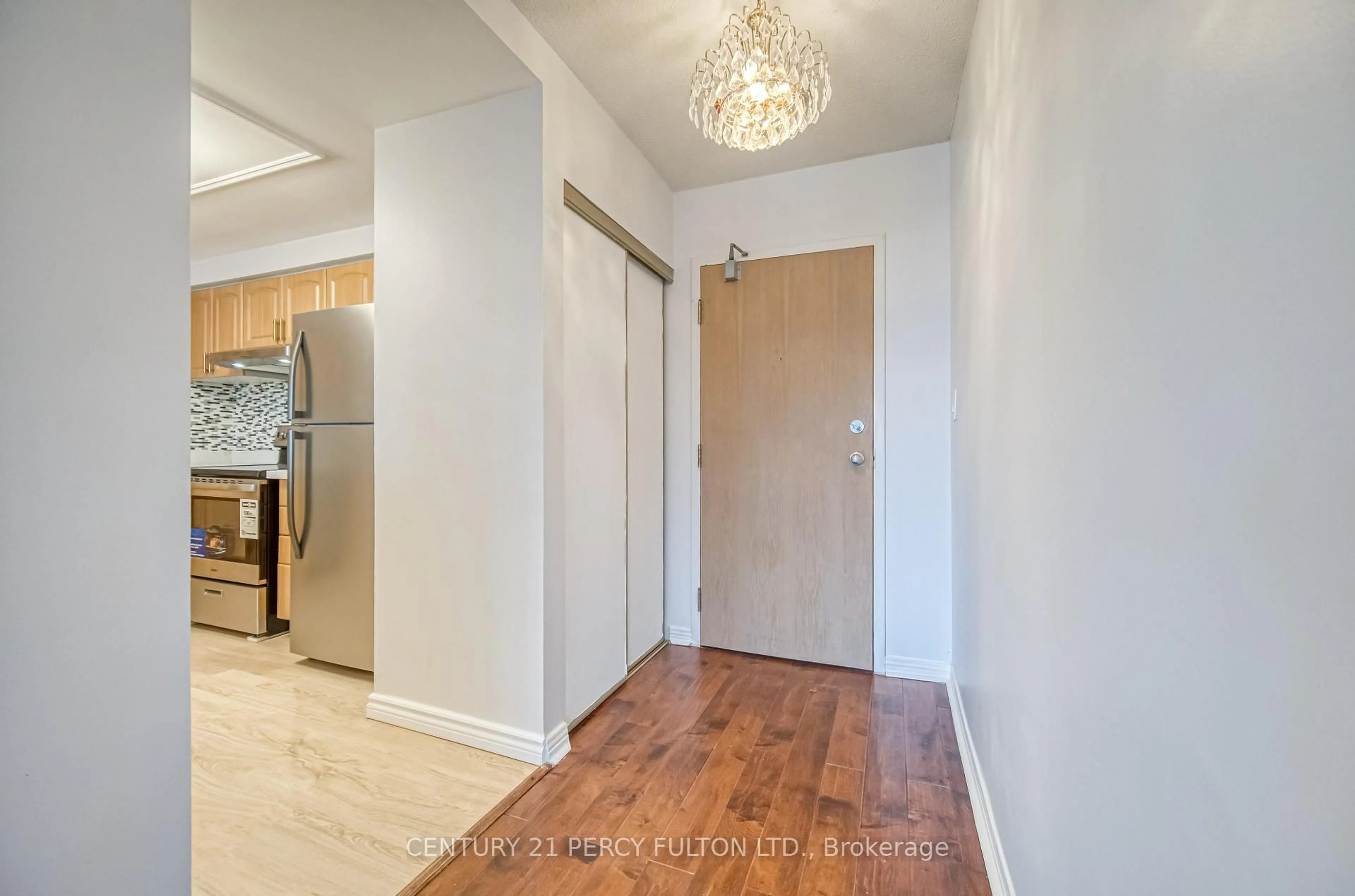 Indoor entryway for 711 Rossland Rd #710, Whitby Ontario L1N 8Z1