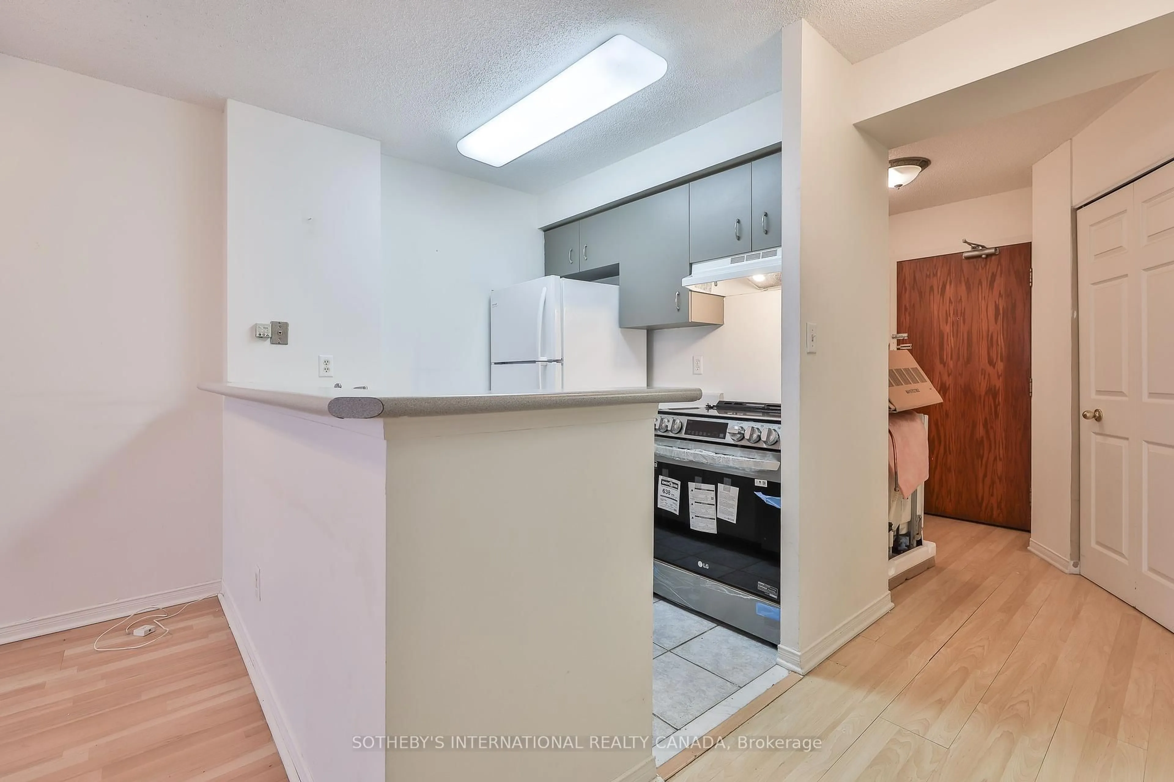 Standard kitchen, unknown for 1625 Pickering Pkwy #709, Pickering Ontario L1V 6Z6