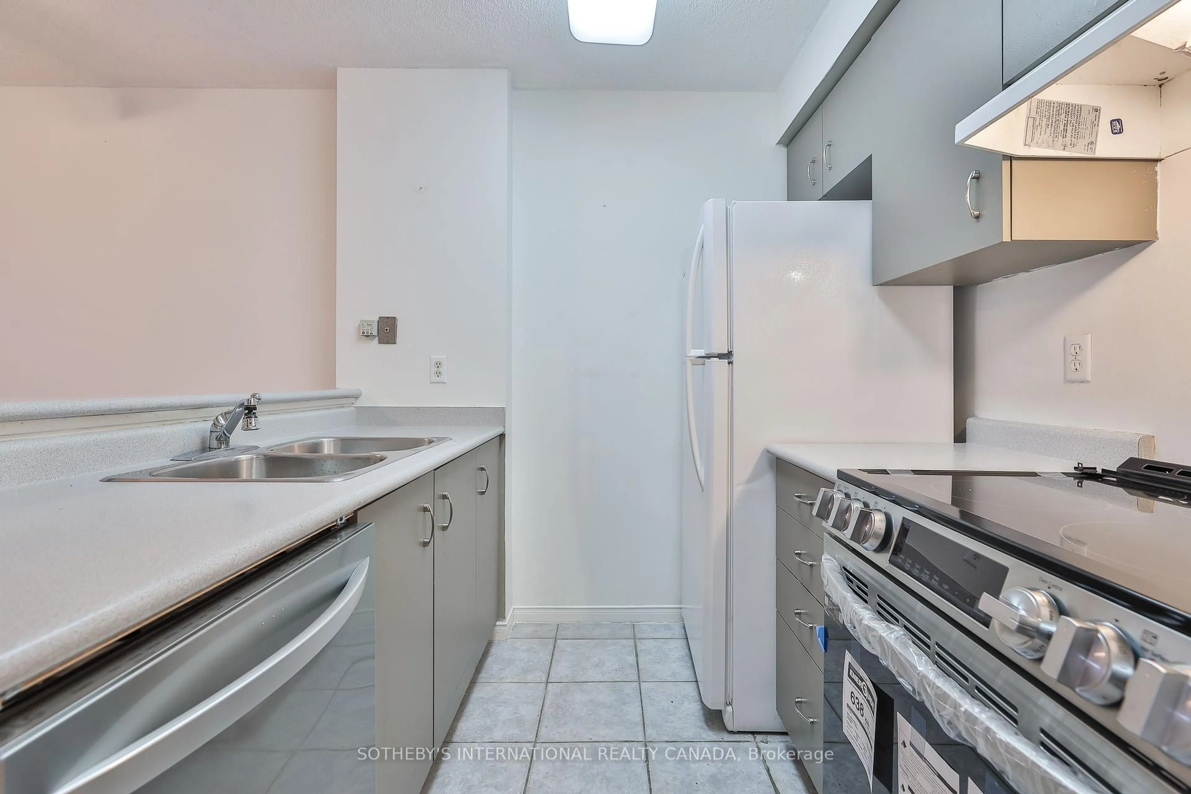 Standard kitchen, unknown for 1625 Pickering Pkwy #709, Pickering Ontario L1V 6Z6