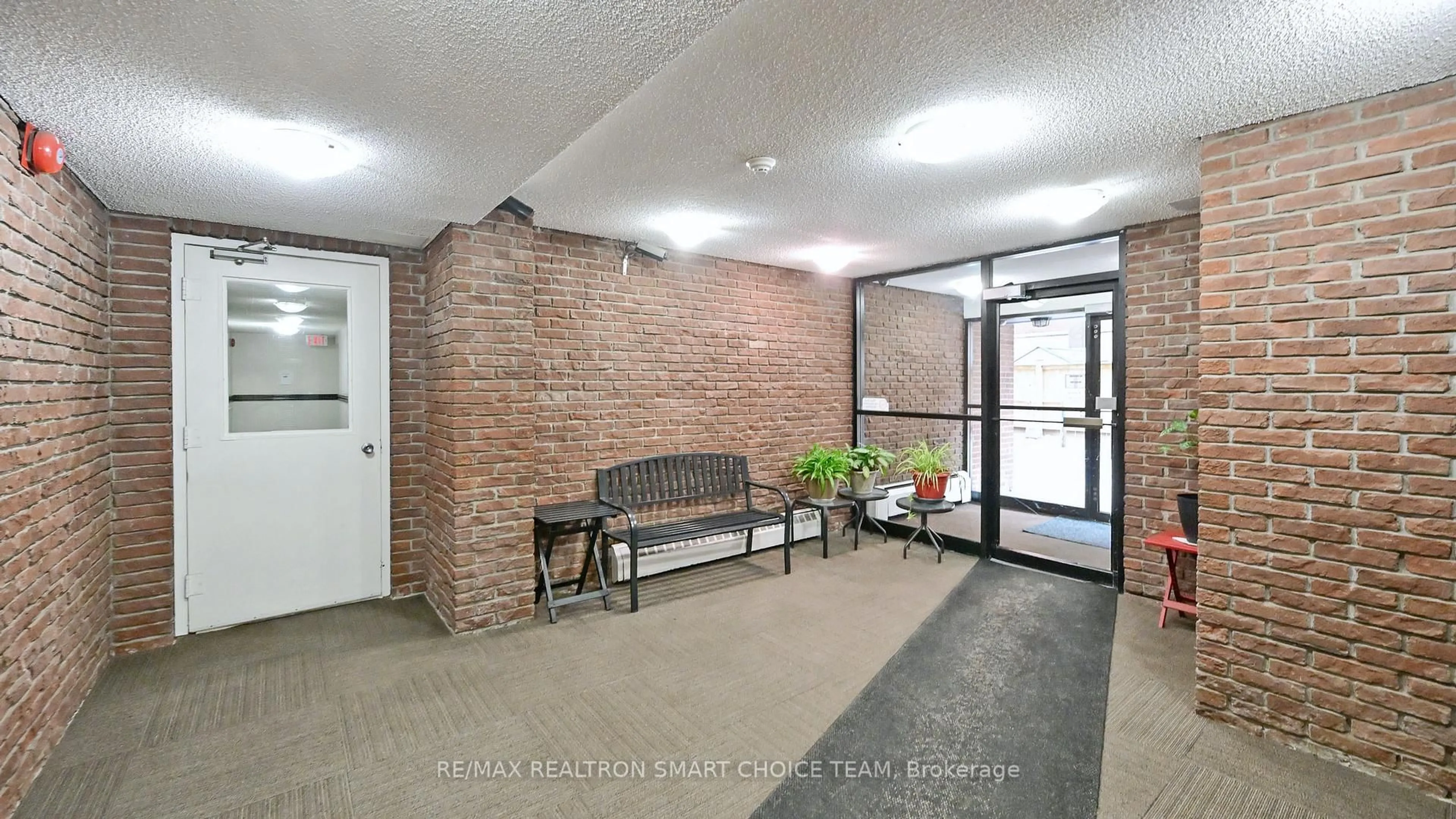 Indoor foyer for 895 Kennedy Rd #505, Toronto Ontario M1K 2E9