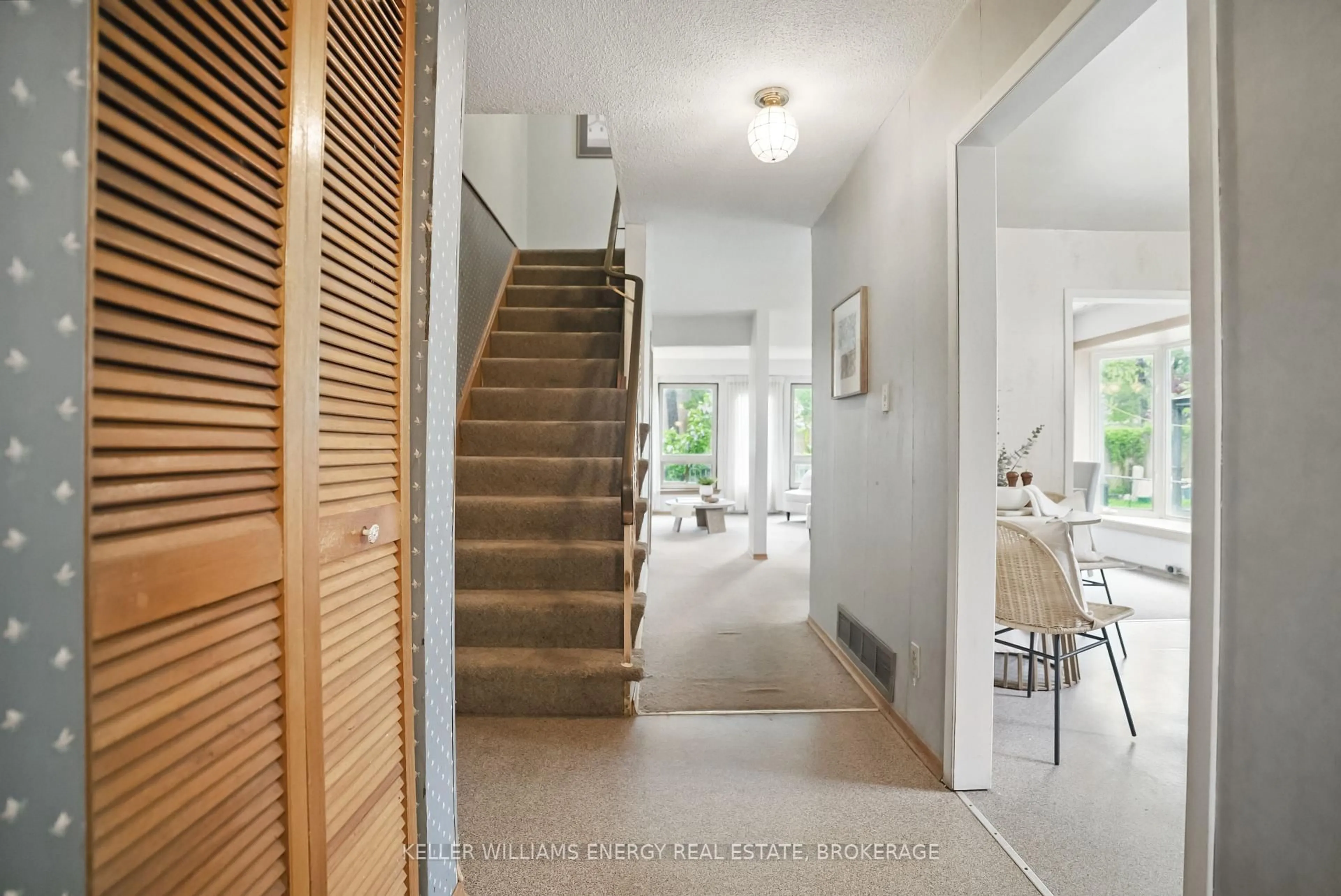 Indoor foyer for 198 Ormond Dr, Oshawa Ontario L1G 6T5