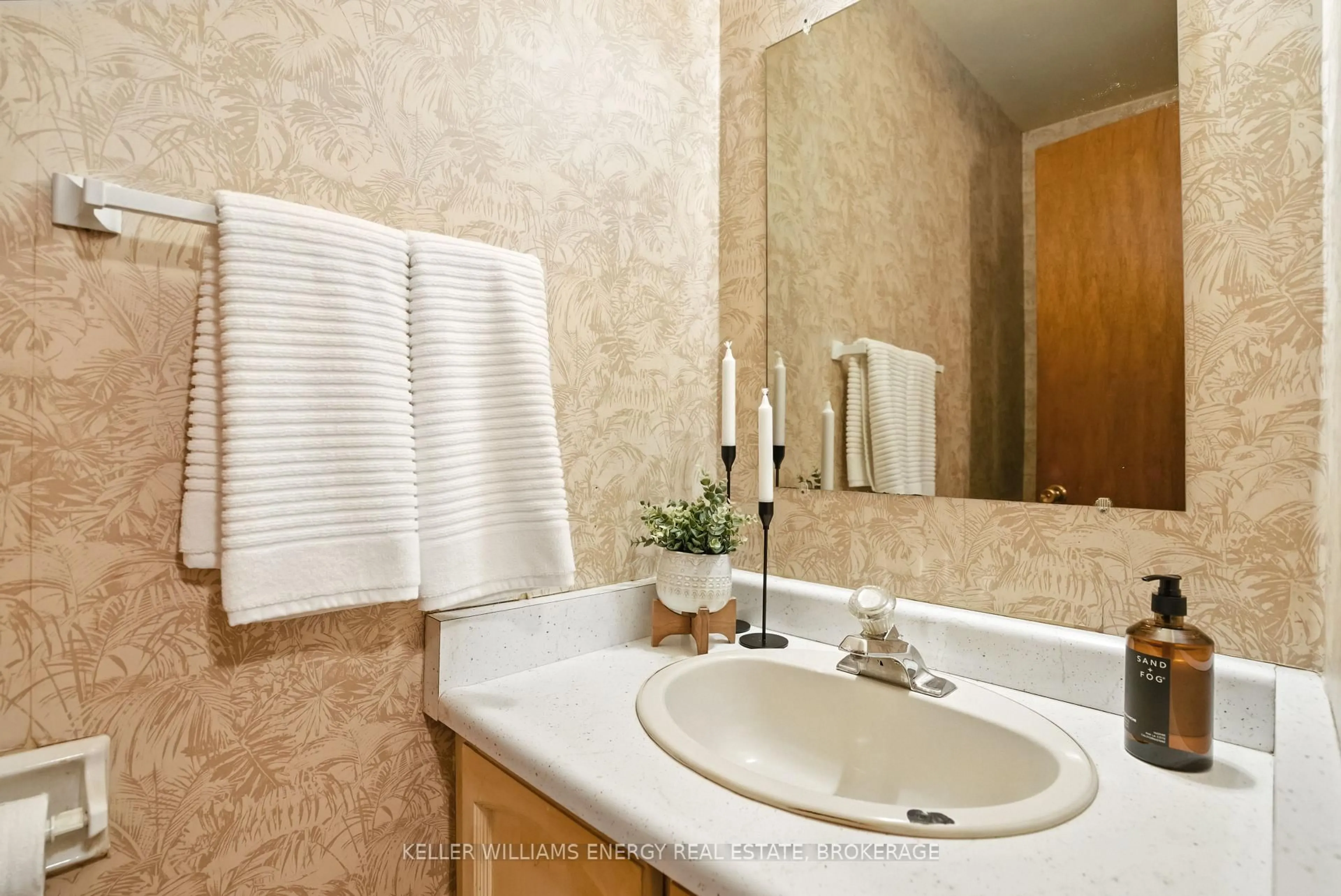 Standard bathroom, ceramic/tile floor for 198 Ormond Dr, Oshawa Ontario L1G 6T5