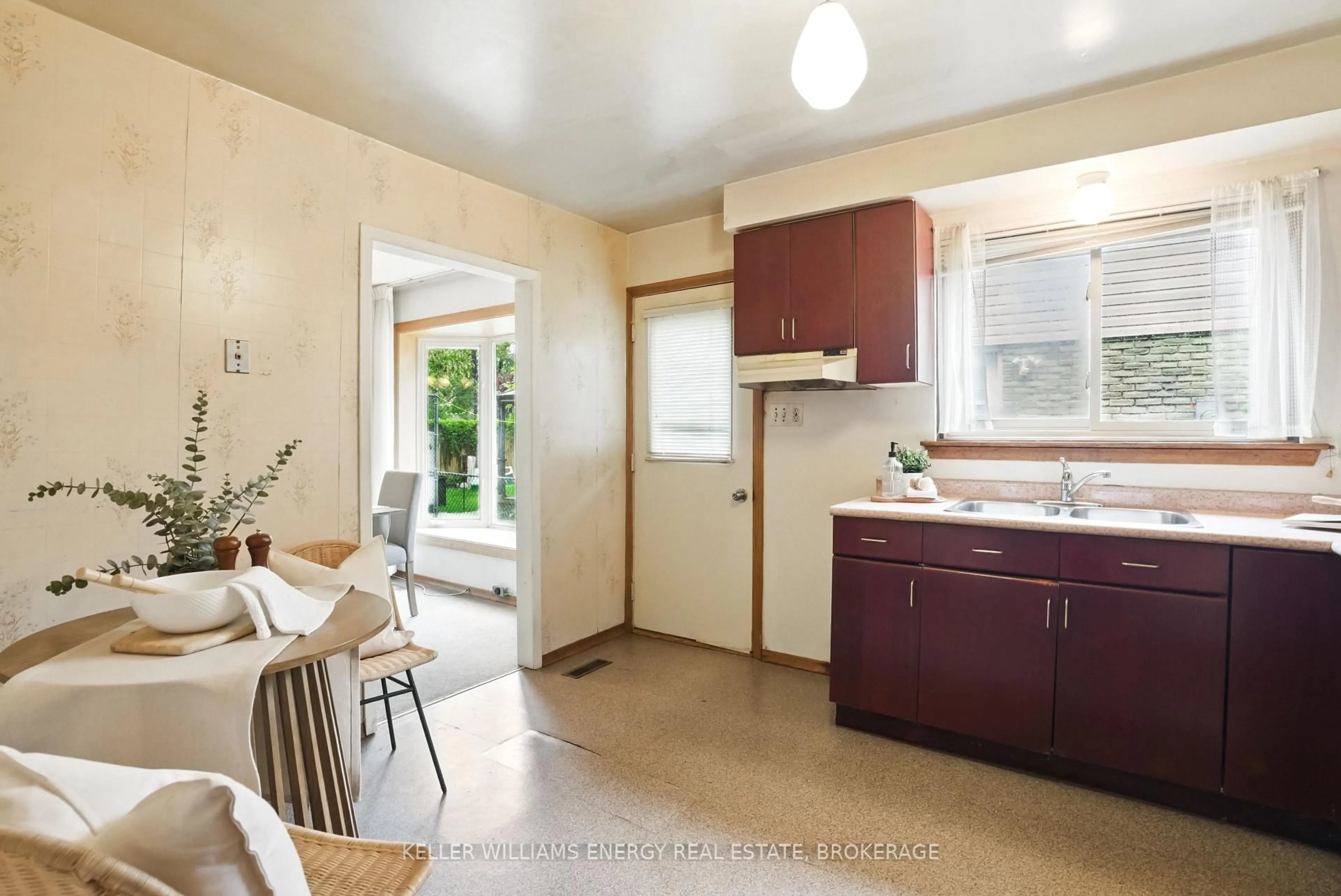 Standard kitchen, ceramic/tile floor for 198 Ormond Dr, Oshawa Ontario L1G 6T5