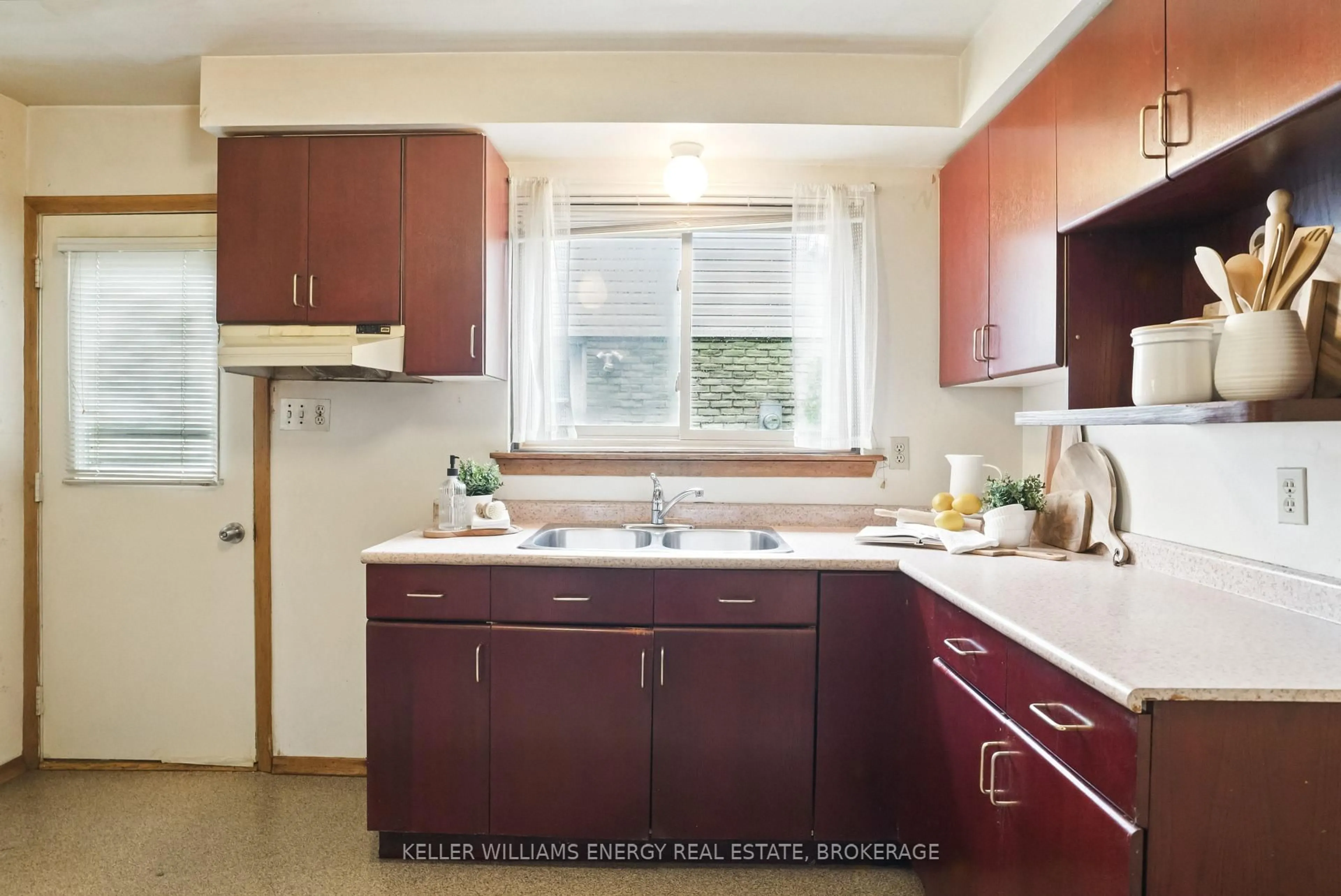 Standard kitchen, ceramic/tile floor for 198 Ormond Dr, Oshawa Ontario L1G 6T5