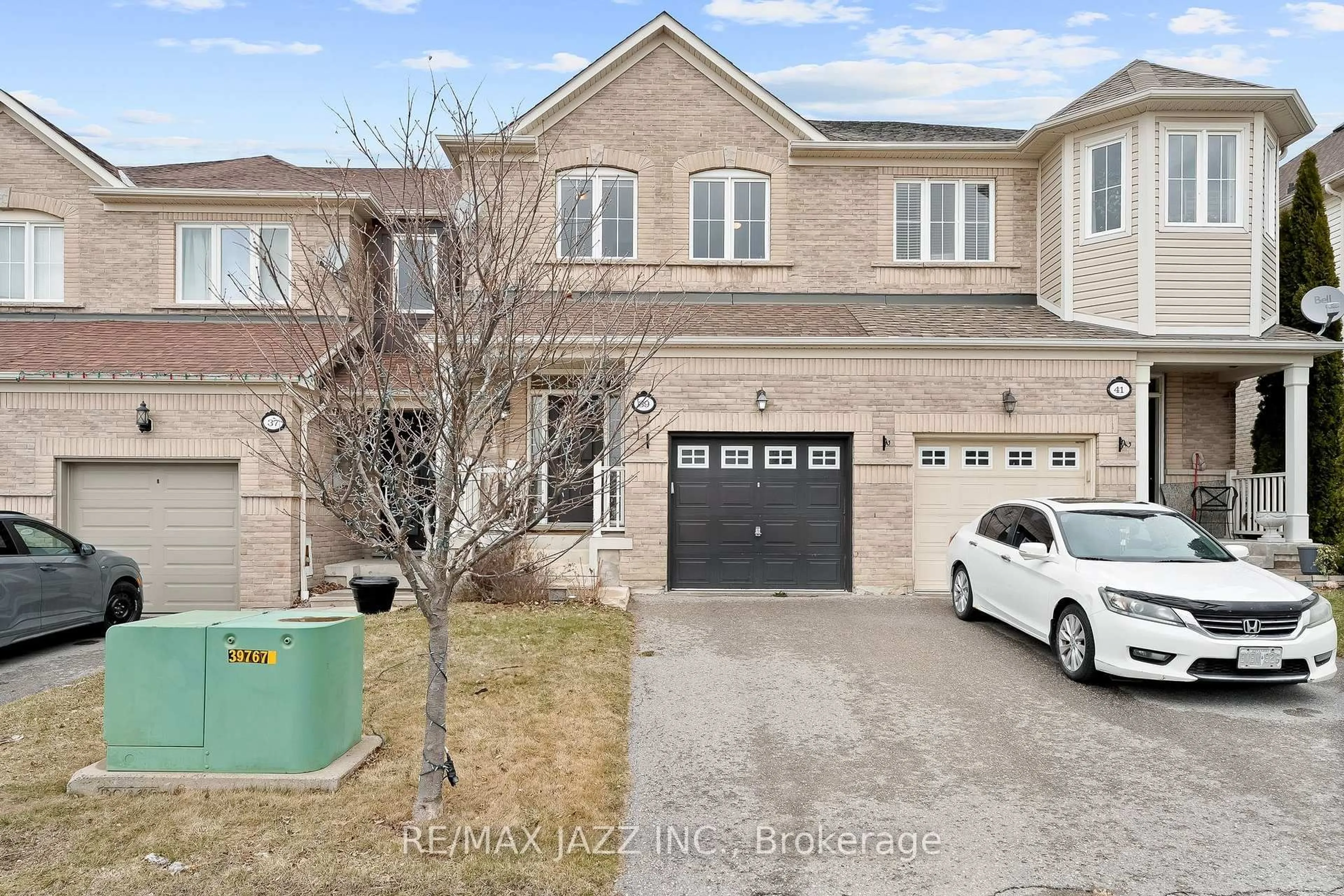 A pic from outside/outdoor area/front of a property/back of a property/a pic from drone, street for 39 Silverwood Circ, Ajax Ontario L1Z 0A3