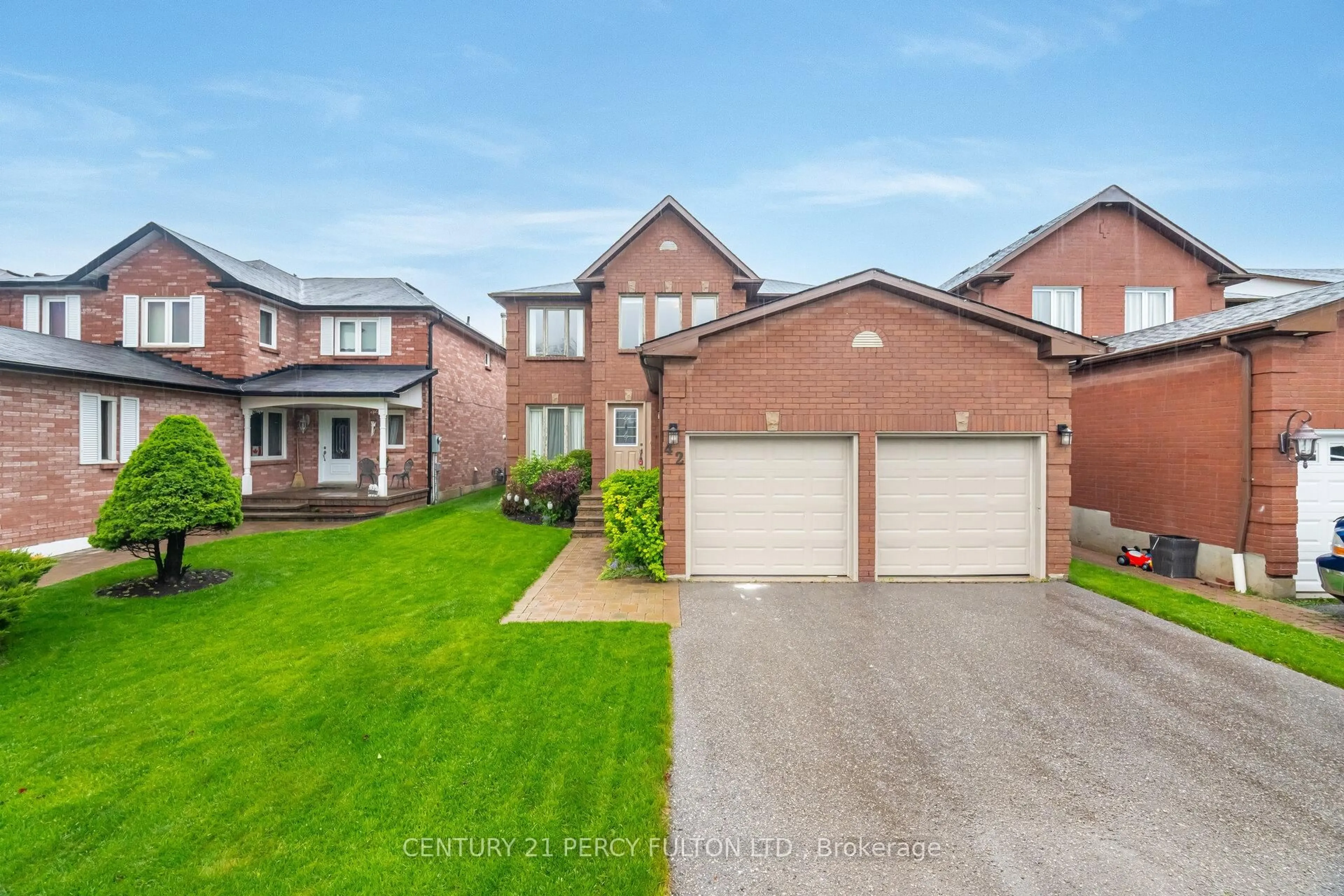 A pic from outside/outdoor area/front of a property/back of a property/a pic from drone, street for 42 Bennett Ave, Ajax Ontario L1T 3R8