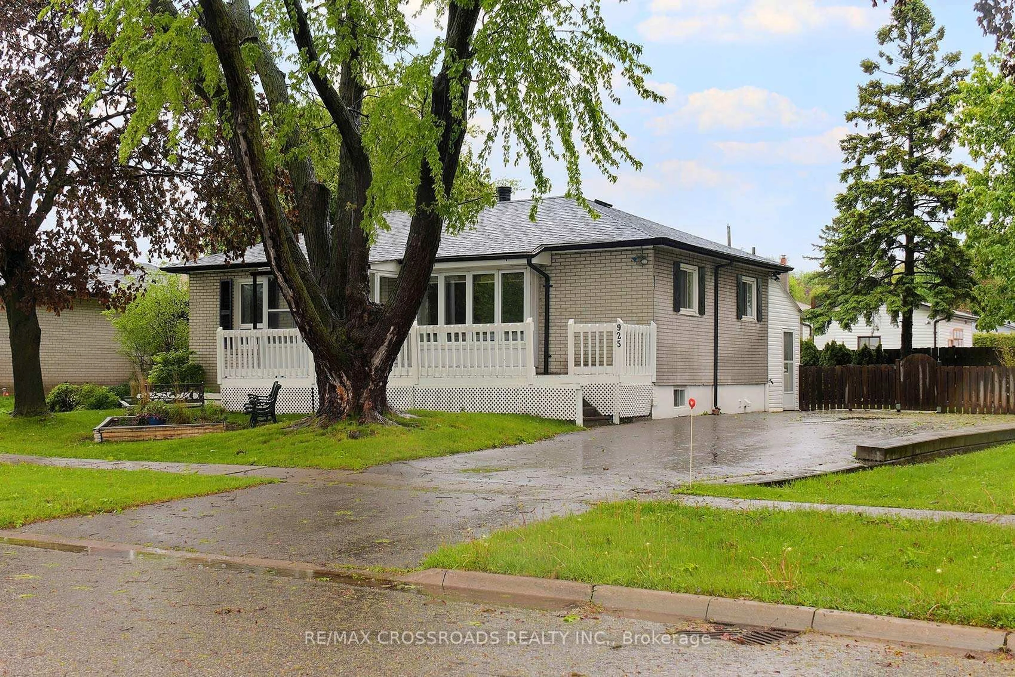 Home with vinyl exterior material, street for 925 Annes St, Whitby Ontario L1N 5K7