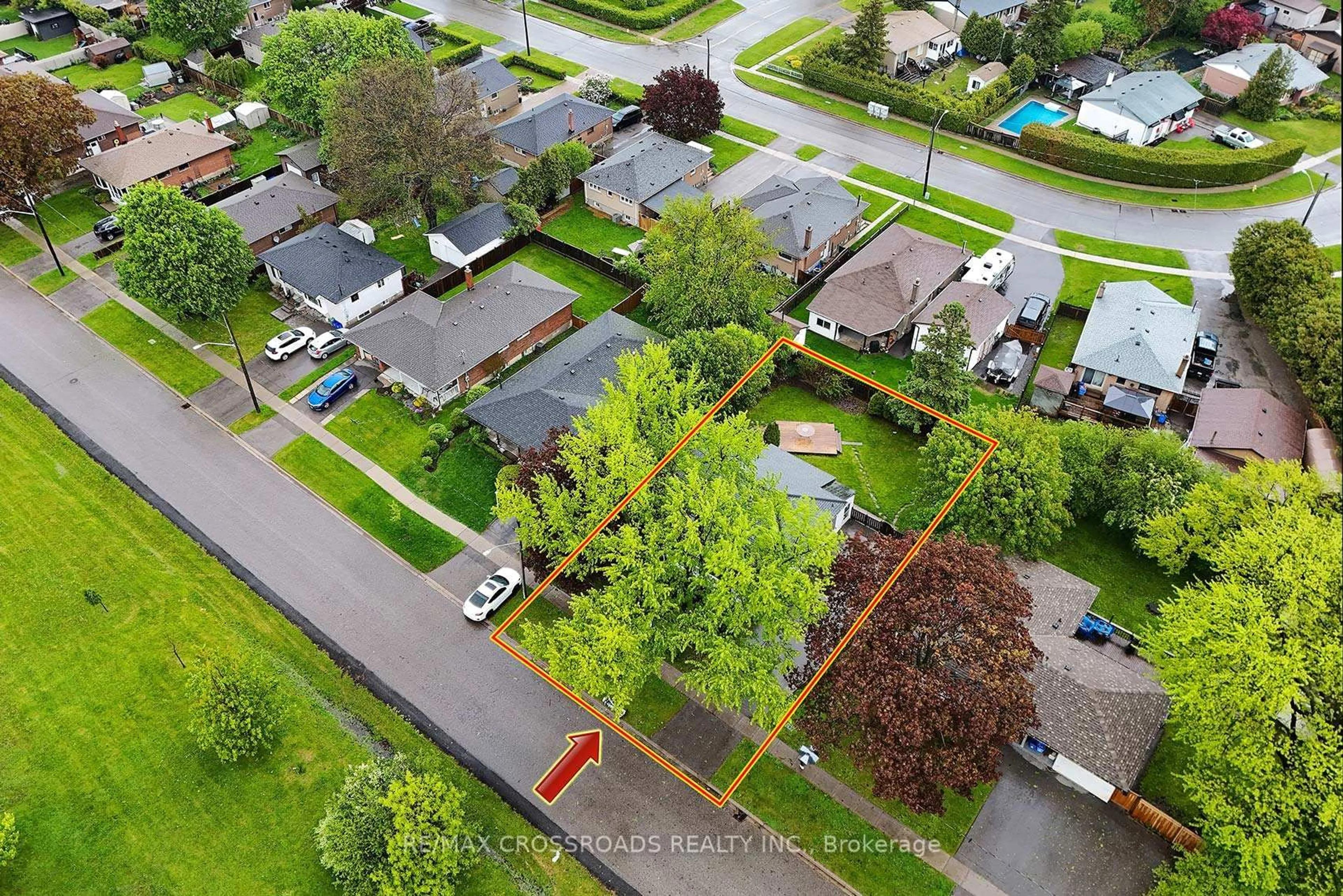 A pic from outside/outdoor area/front of a property/back of a property/a pic from drone, street for 925 Annes St, Whitby Ontario L1N 5K7