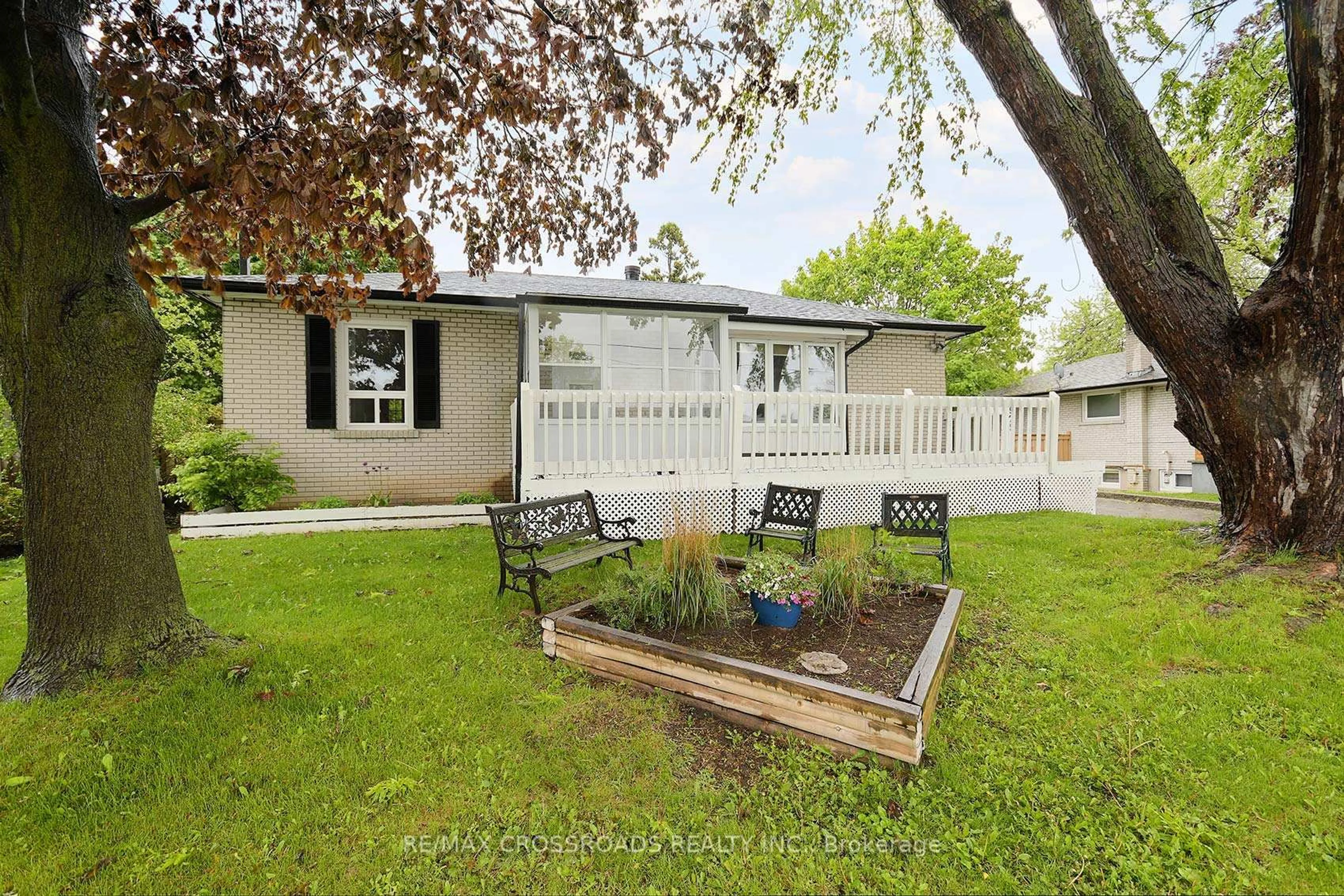 Patio, street for 925 Annes St, Whitby Ontario L1N 5K7