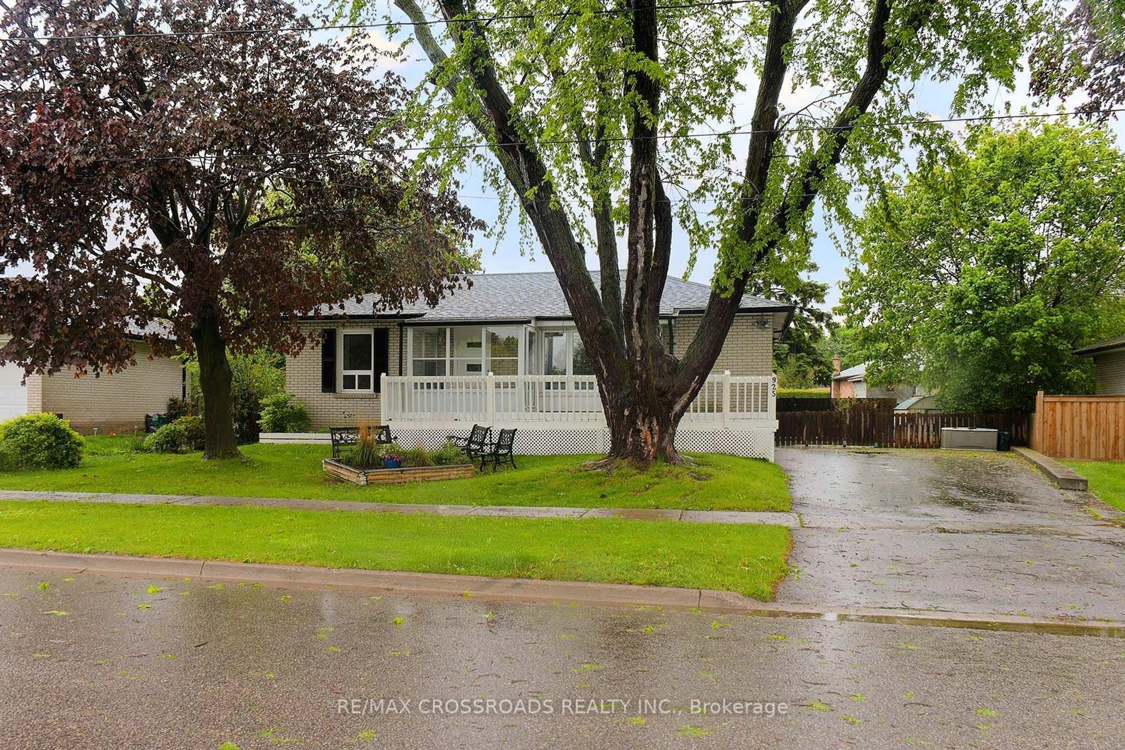 Home with vinyl exterior material, street for 925 Annes St, Whitby Ontario L1N 5K7