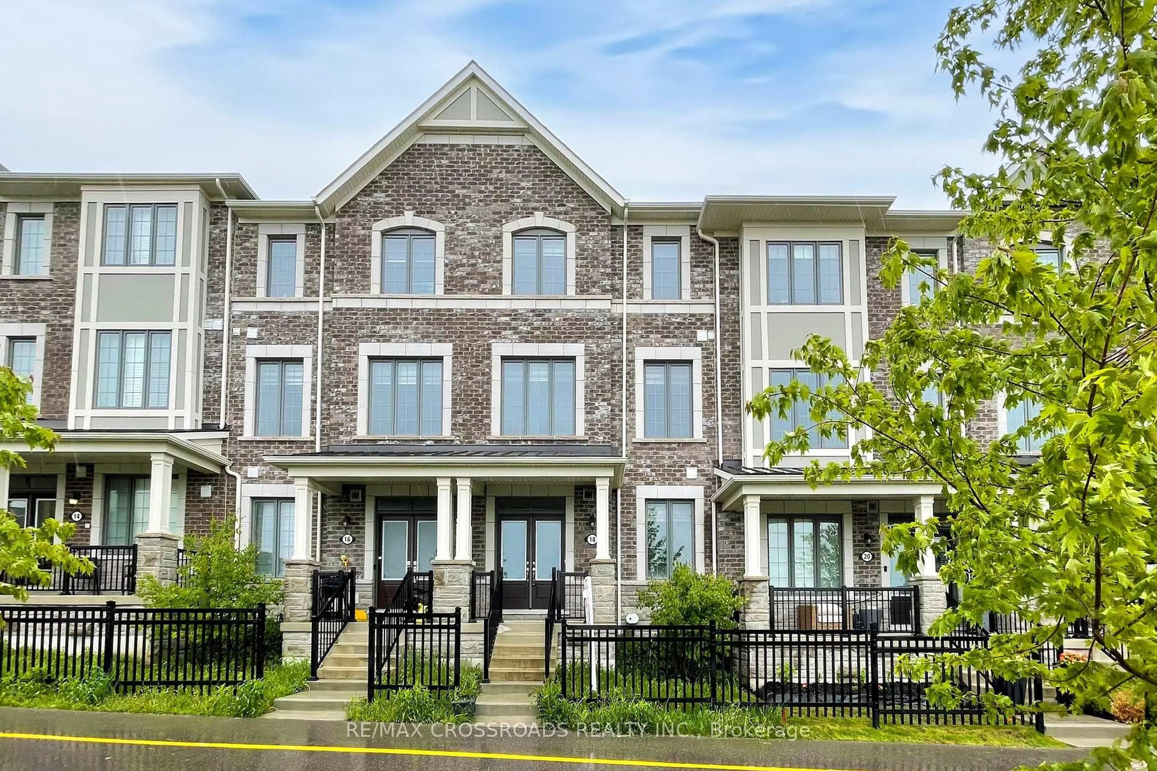 Unknown for 18 Fiesta Way, Whitby Ontario L1P 0H9