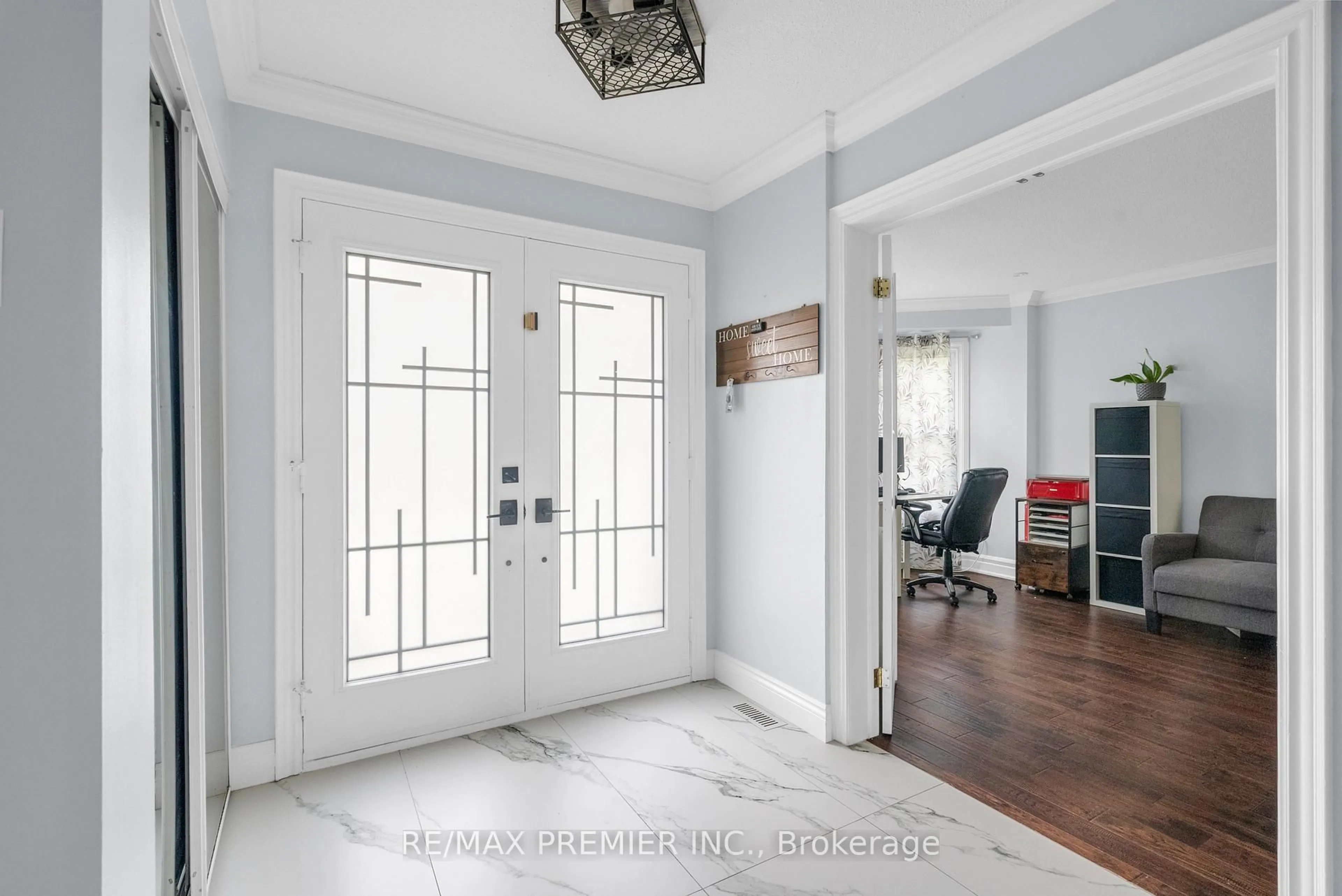 Indoor entryway for 59 Glenabbey Dr, Clarington Ontario L1E 2B5