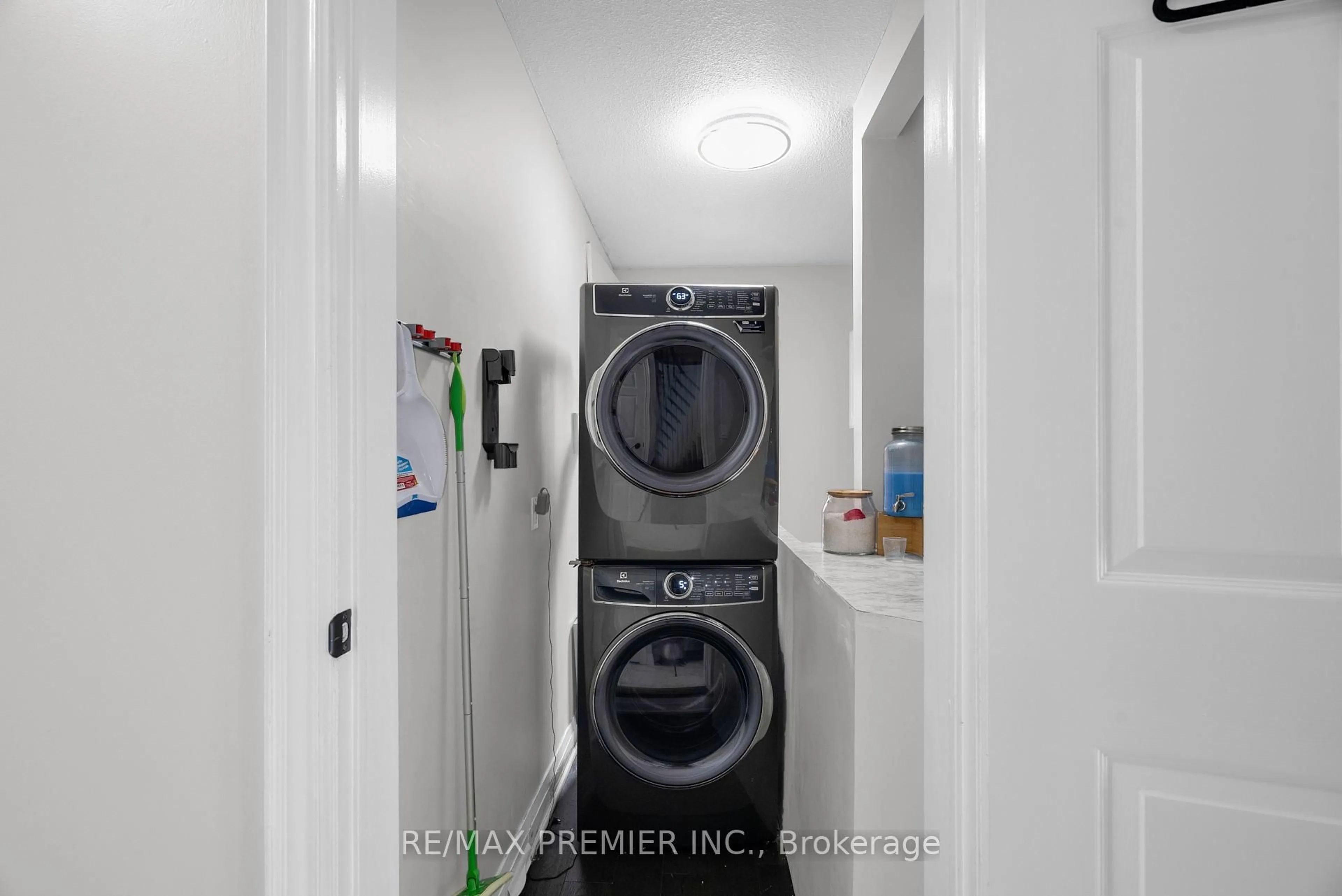Laundry room for 59 Glenabbey Dr, Clarington Ontario L1E 2B5