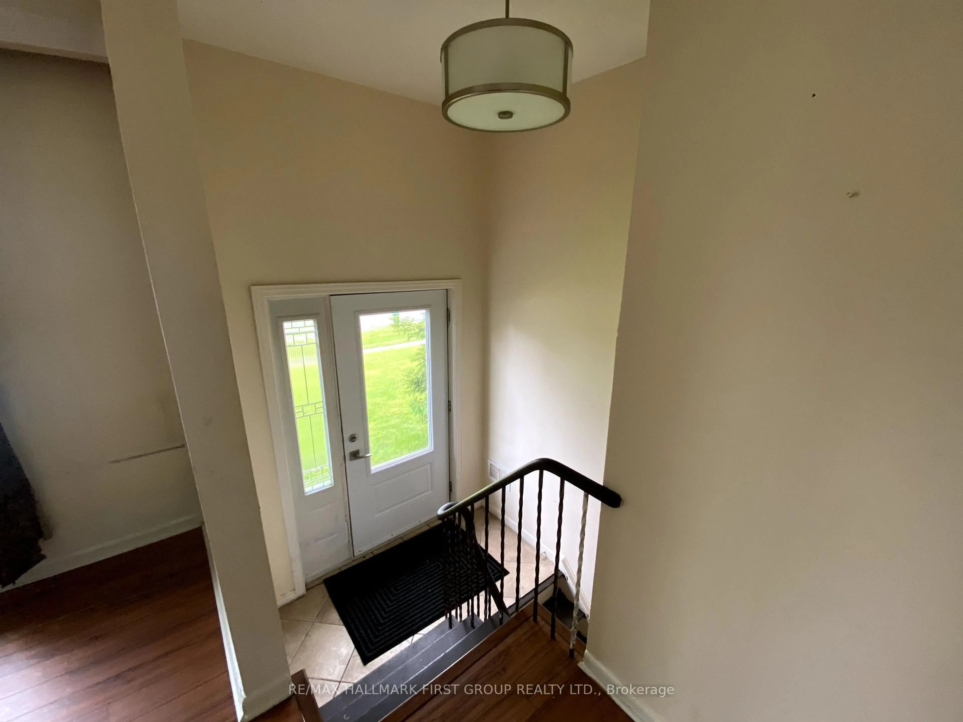 Indoor entryway for 115 Bowman Ave, Whitby Ontario L1N 3T7