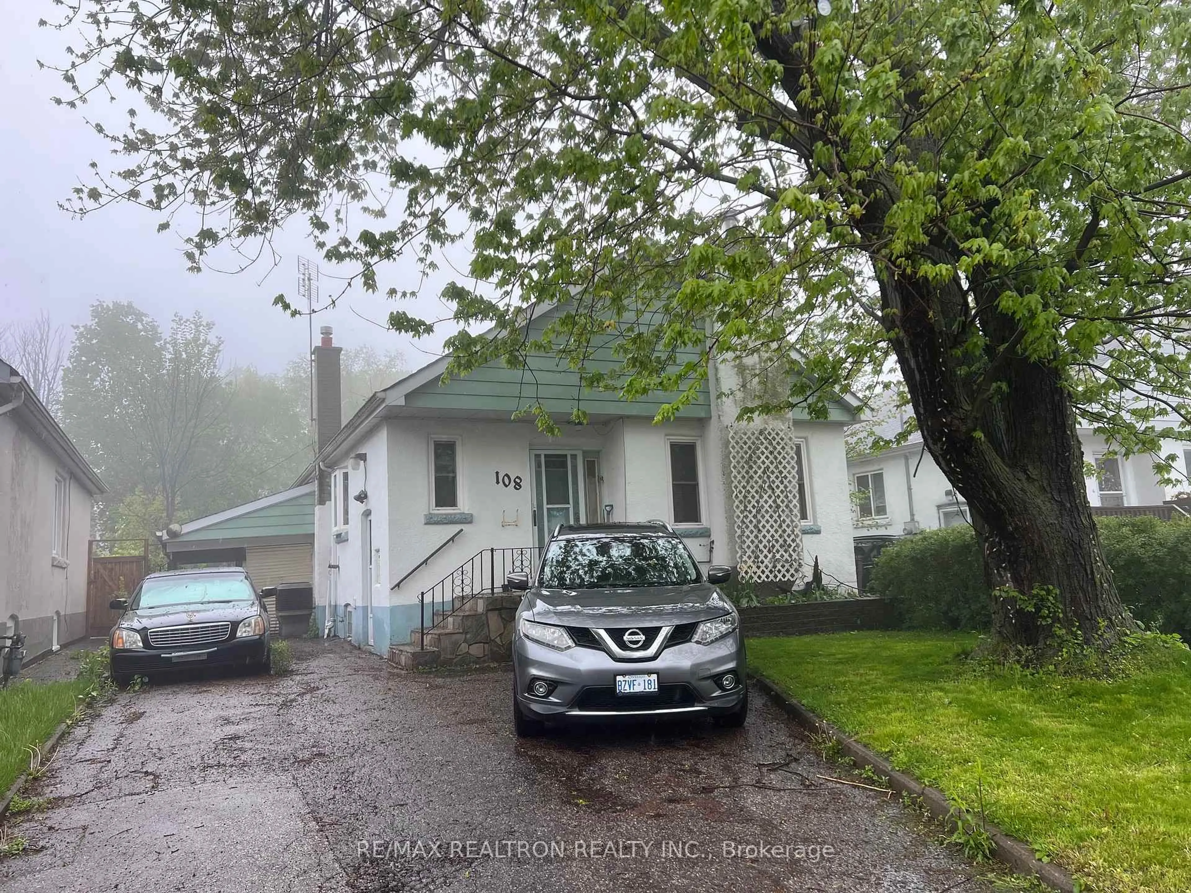 A pic from outside/outdoor area/front of a property/back of a property/a pic from drone, street for 108 Dorset Rd, Toronto Ontario M1M 2T1