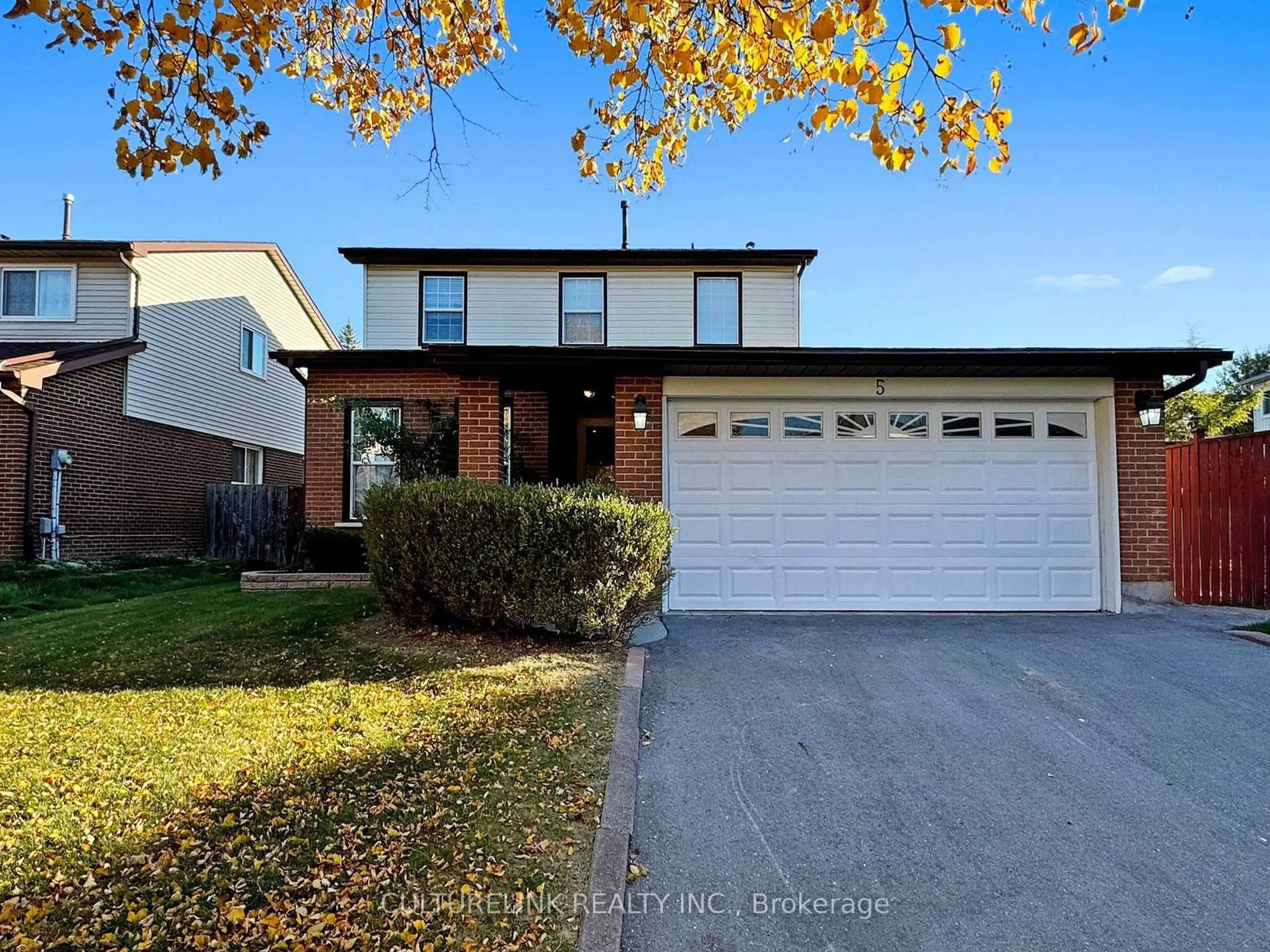 A pic from outside/outdoor area/front of a property/back of a property/a pic from drone, street for 5 Haven Hill Sq, Toronto Ontario M1V 1M3