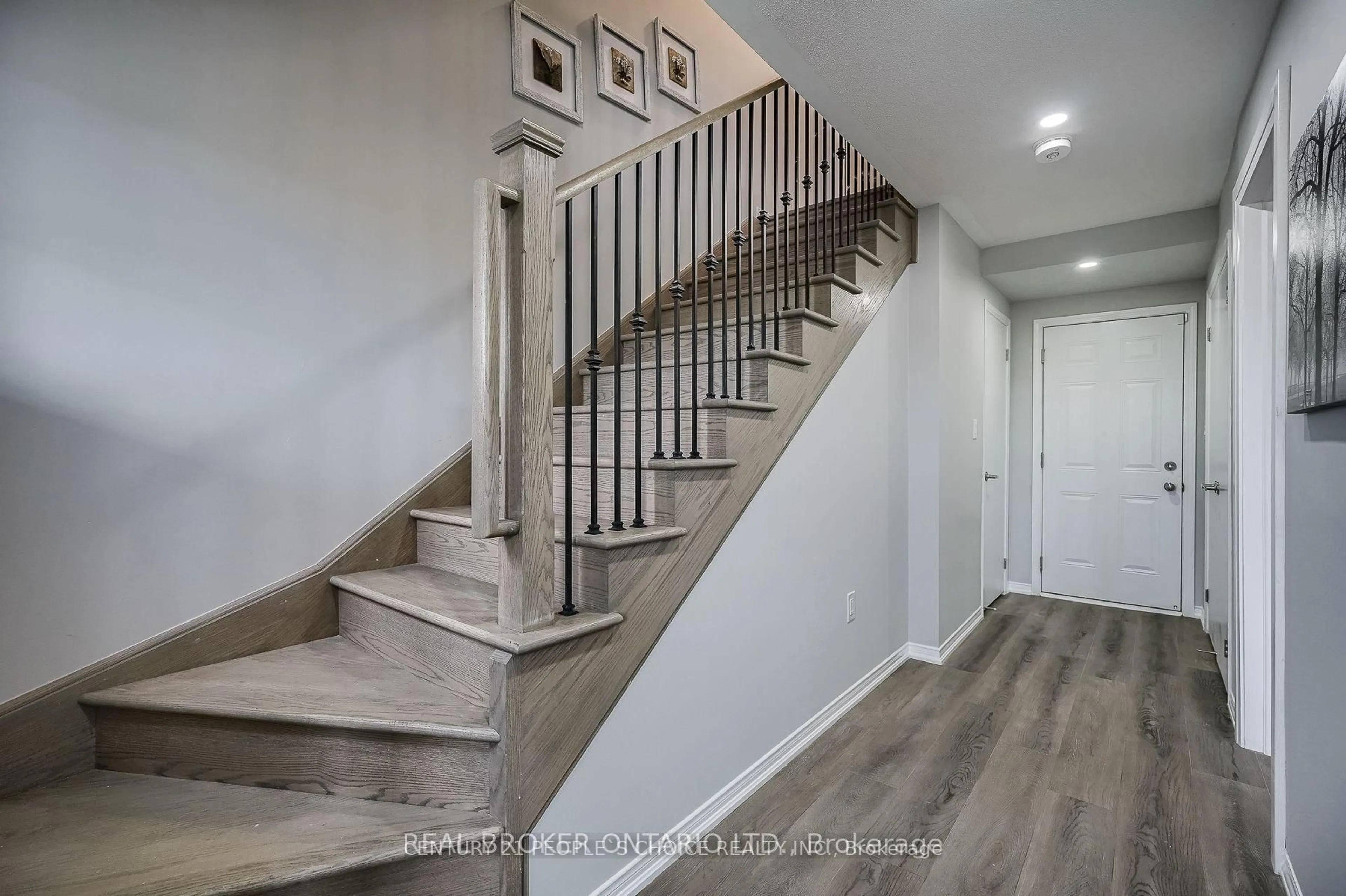 Indoor entryway for 18 Jerome Way, Clarington Ontario L1C 3K2
