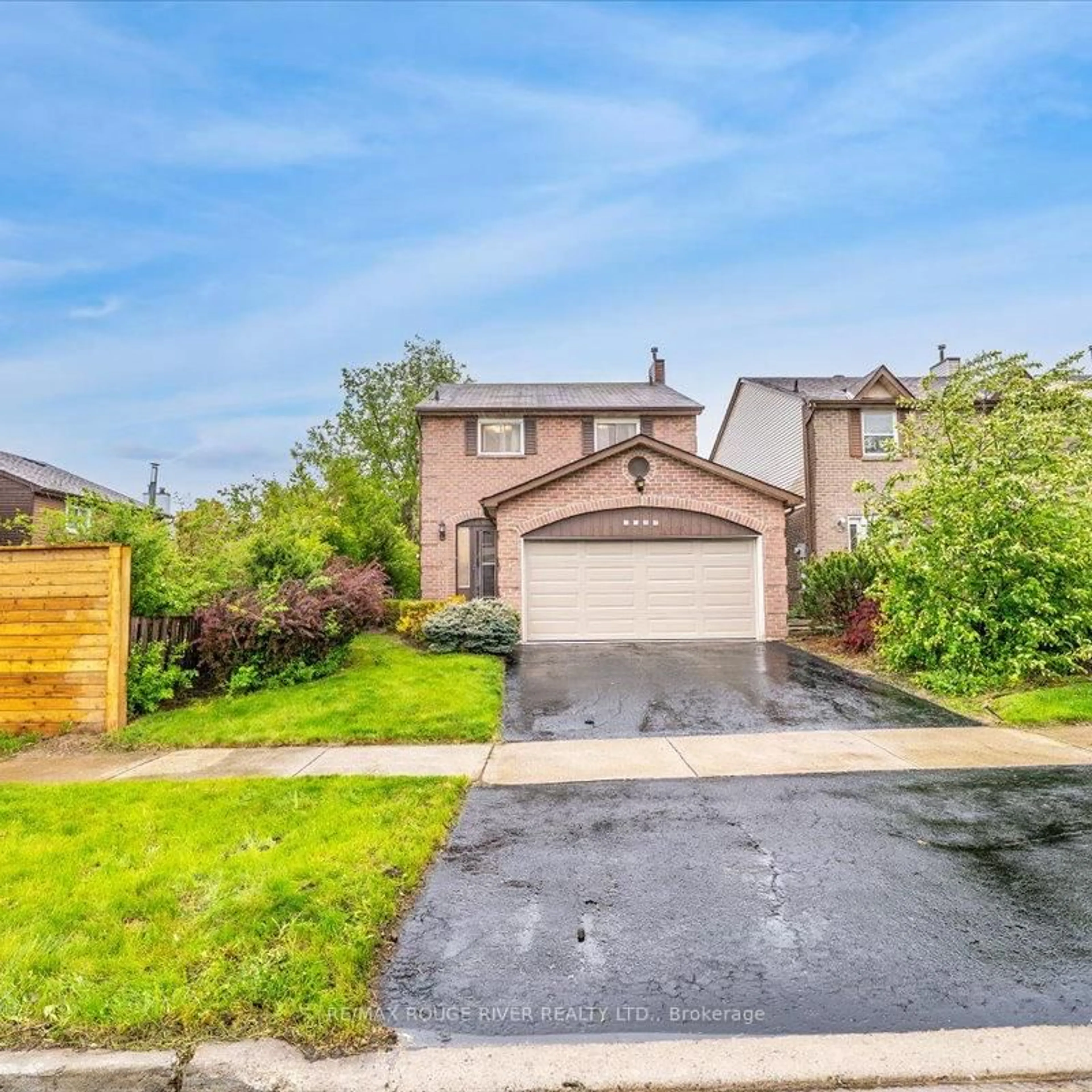 A pic from outside/outdoor area/front of a property/back of a property/a pic from drone, street for 1522 Woodruff Cres, Pickering Ontario L1V 3S6