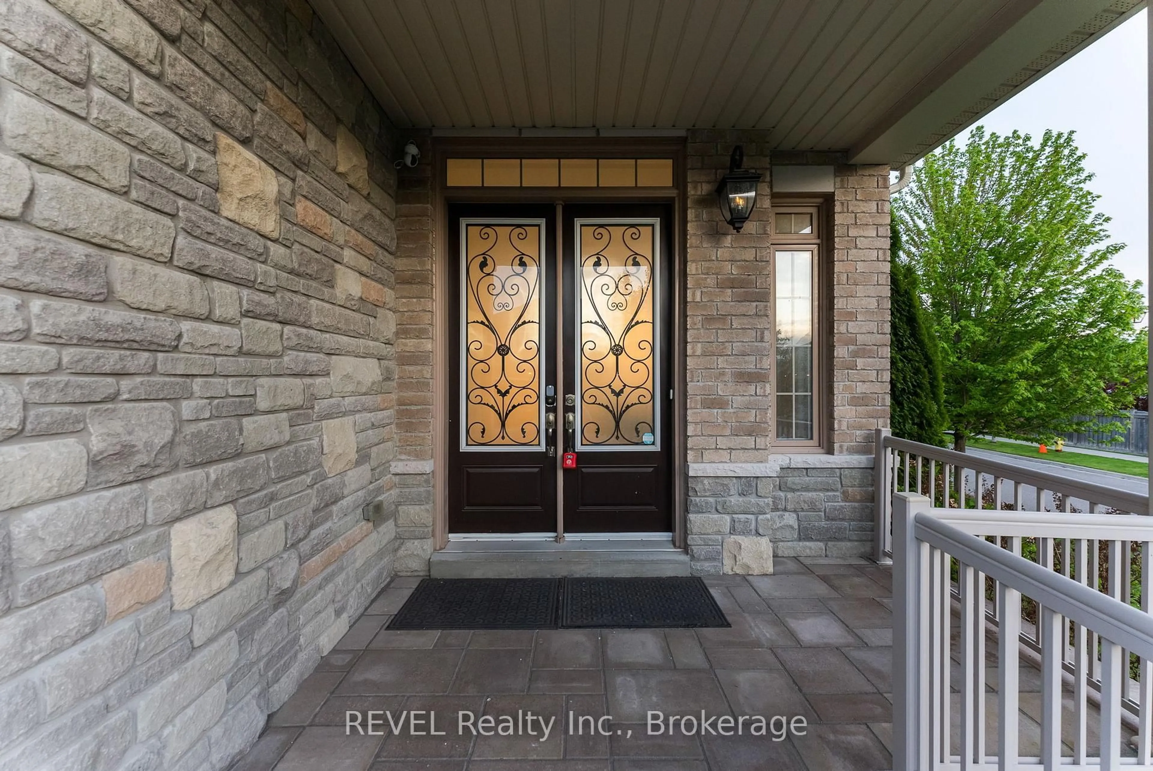 Indoor entryway for 15 Glengowan St, Whitby Ontario L1R 2X2