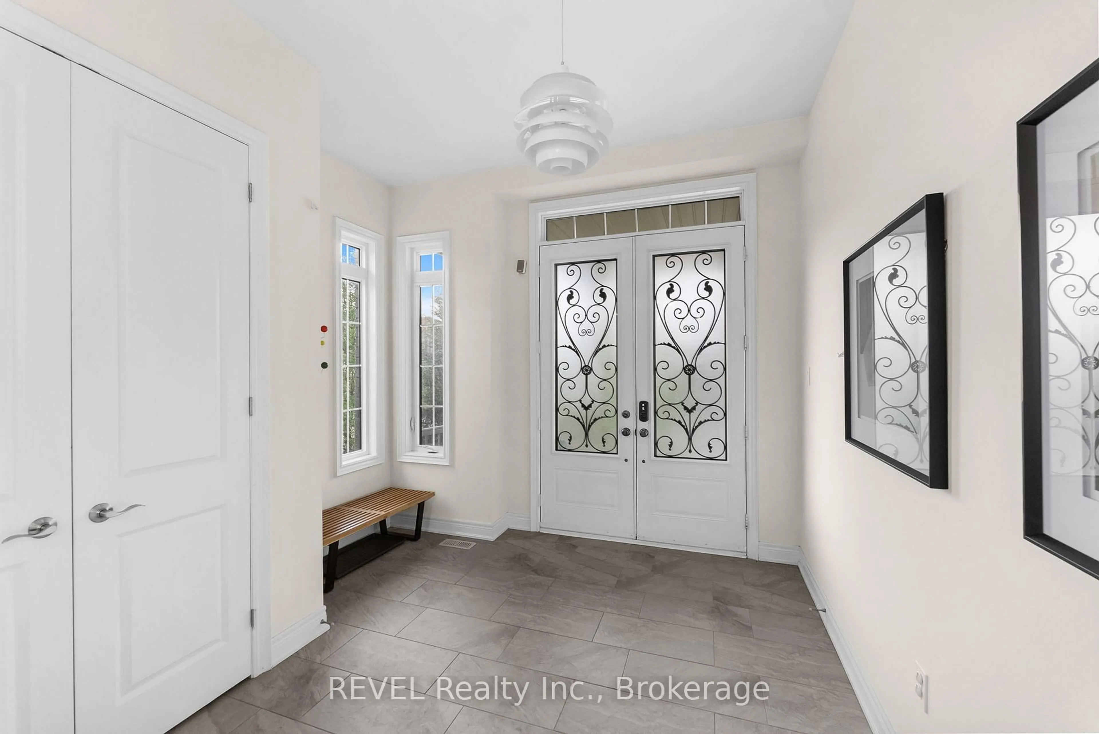 Indoor entryway for 15 Glengowan St, Whitby Ontario L1R 2X2