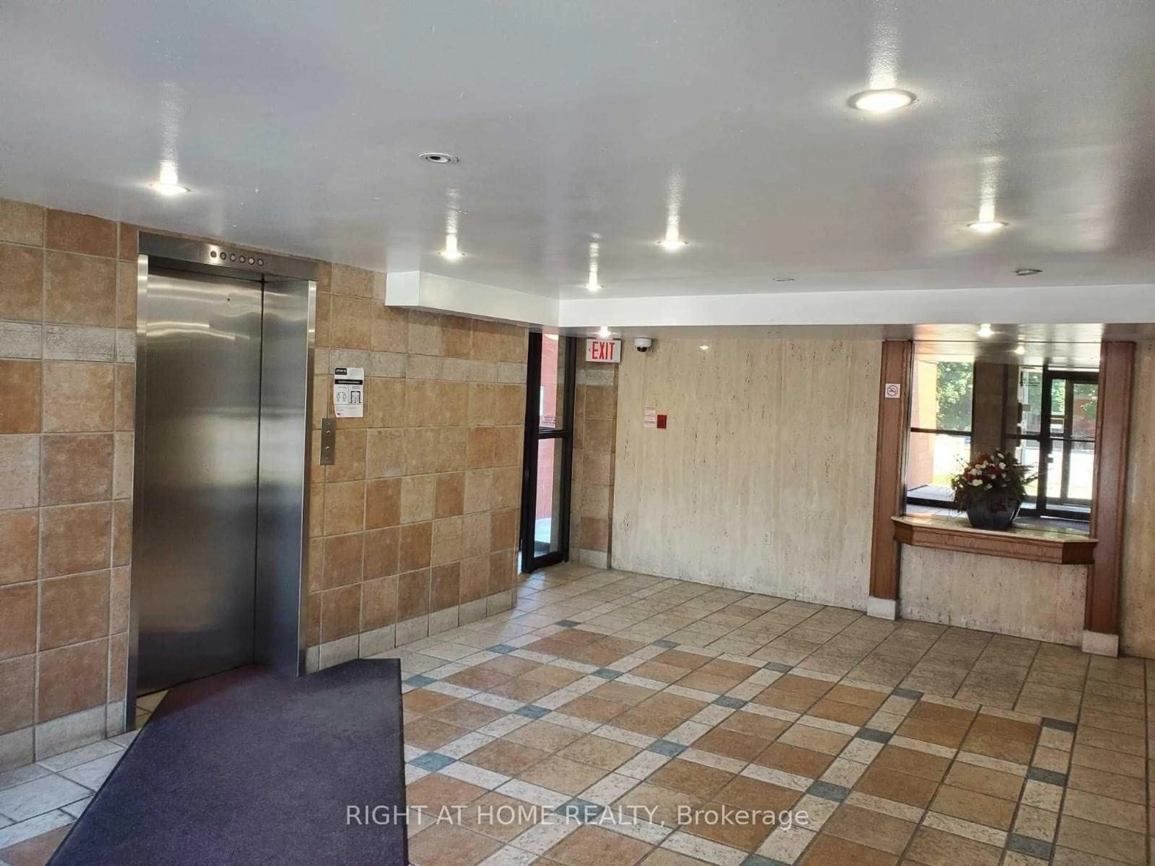 Indoor foyer for 1703 McCowan Rd #206, Toronto Ontario M1S 4L1