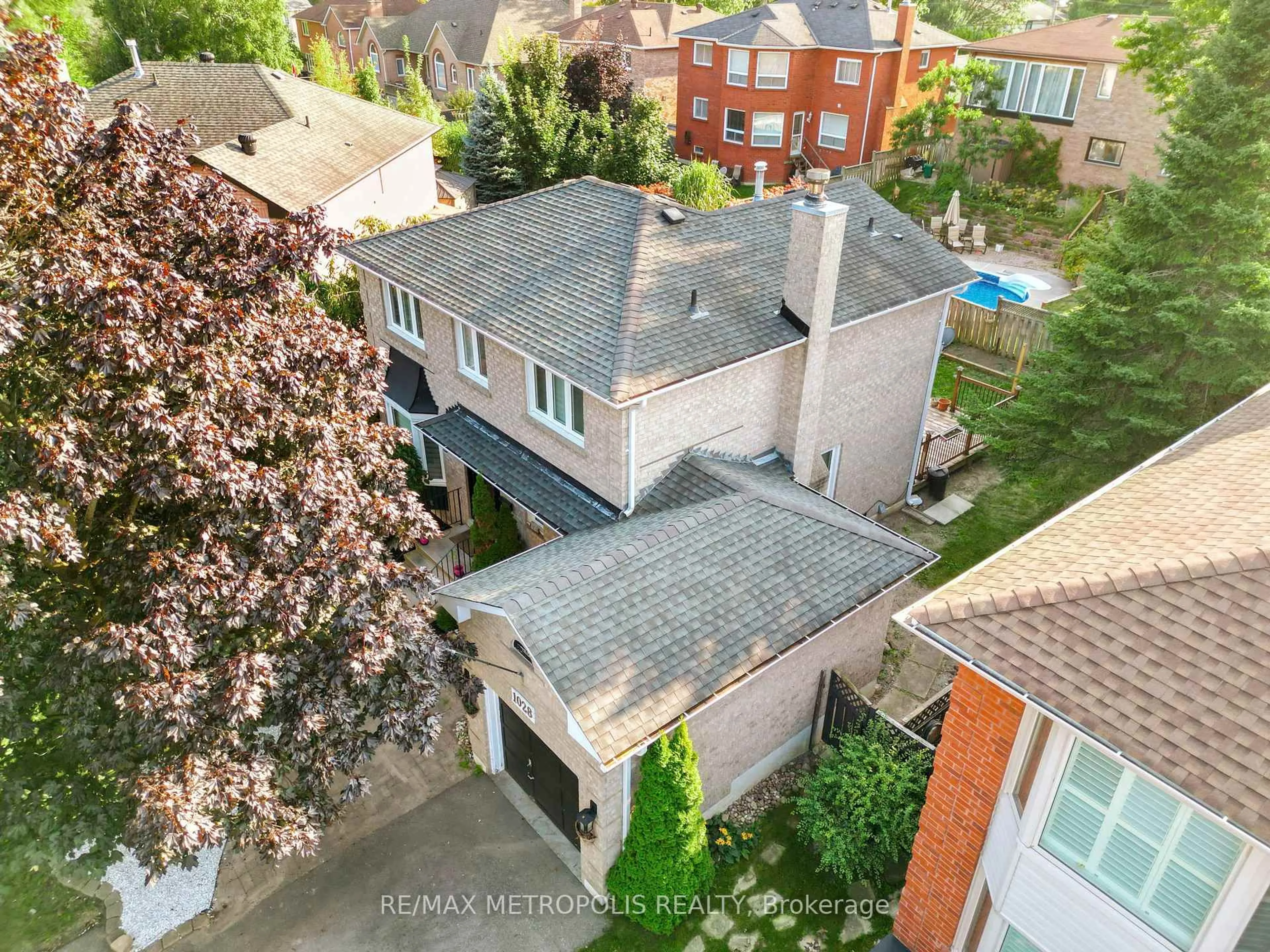 A pic from outside/outdoor area/front of a property/back of a property/a pic from drone, city buildings view from balcony for 1028 Moorelands Cres, Pickering Ontario L1W 3K4