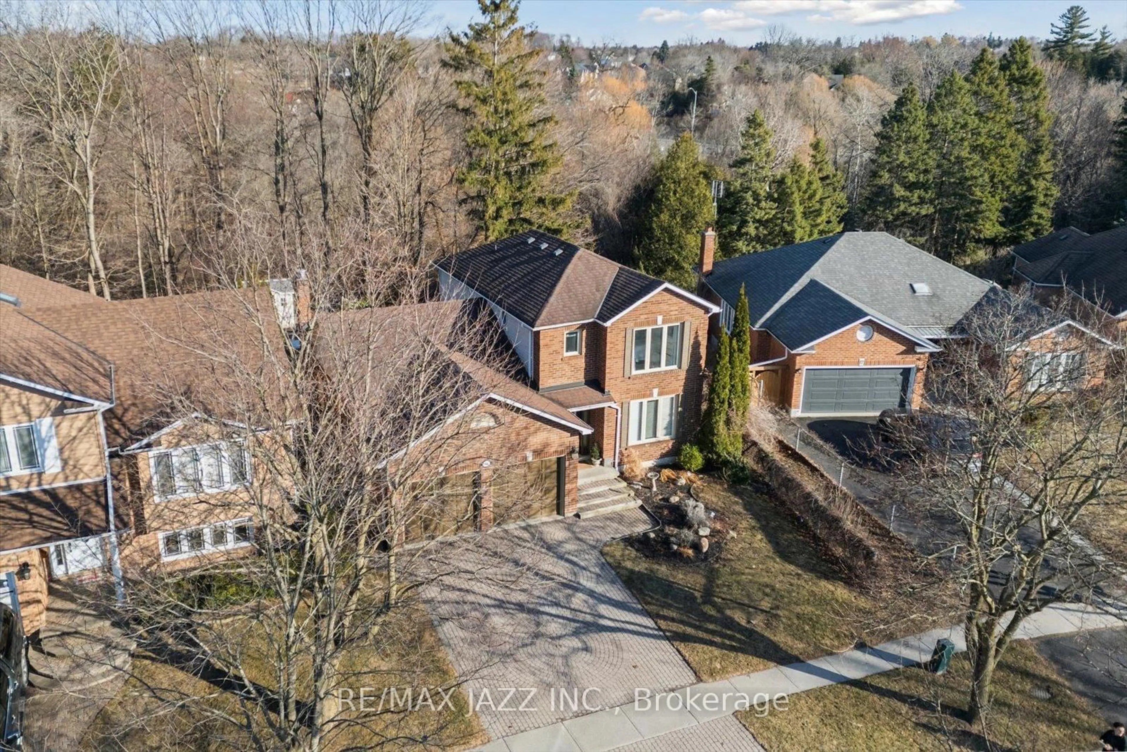 A pic from outside/outdoor area/front of a property/back of a property/a pic from drone, street for 19 Valleycrest Dr, Clarington Ontario L1E 1J2
