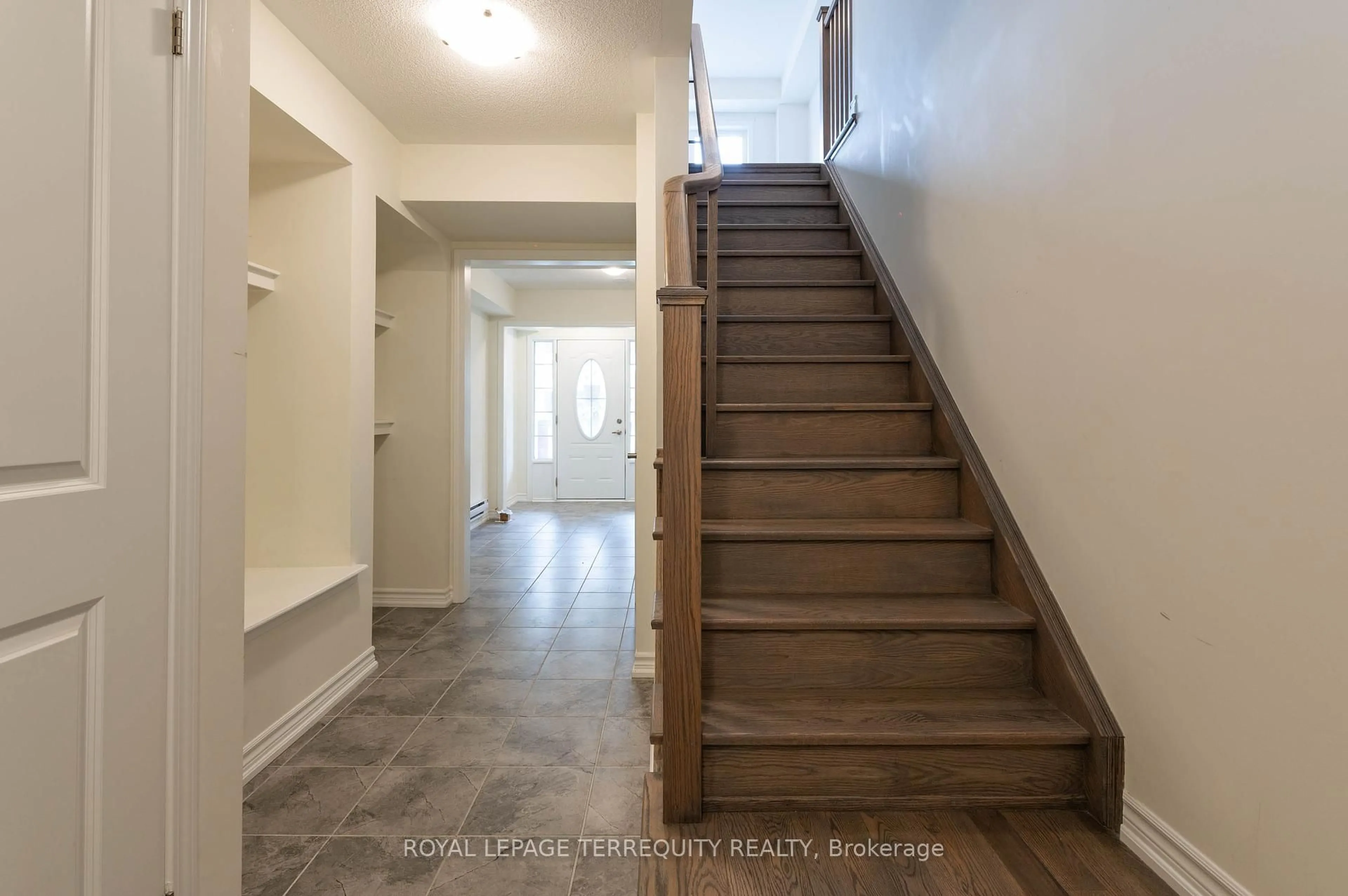 Indoor entryway for 32 Goldeye St, Whitby Ontario L1P 0E6