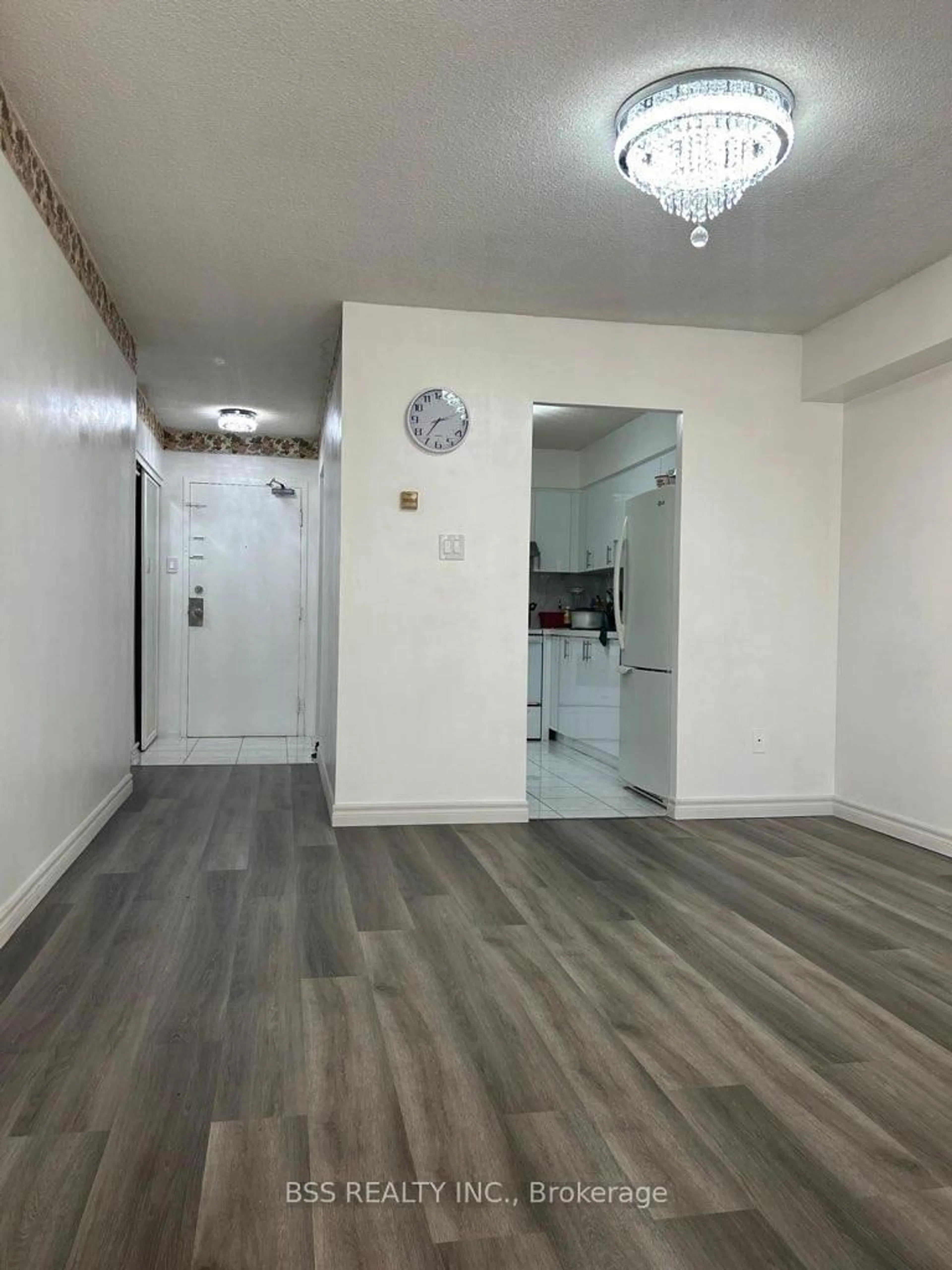 Indoor foyer for 3380 Eglinton Ave #402, Toronto Ontario M1J 3L6