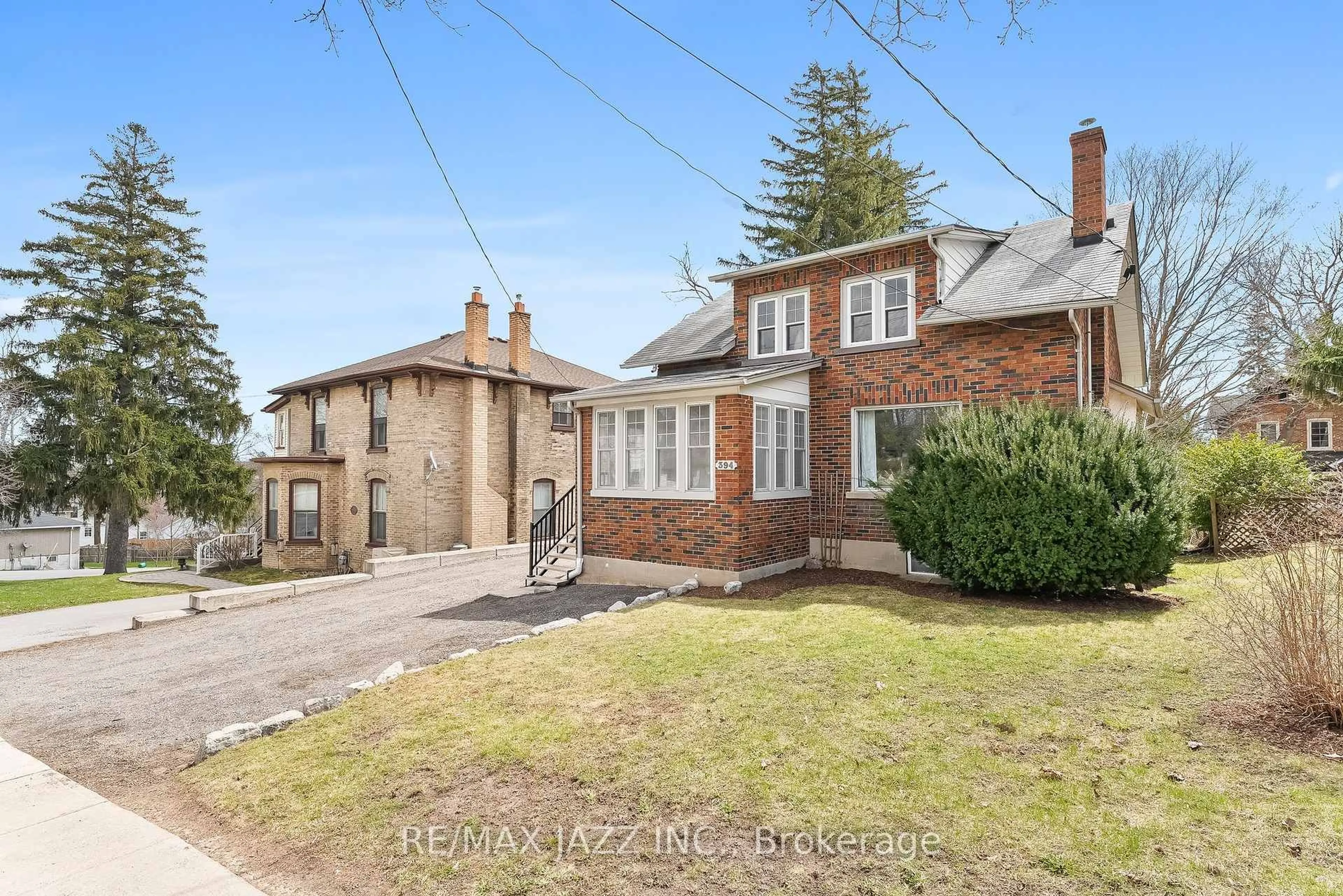 A pic from outside/outdoor area/front of a property/back of a property/a pic from drone, street for 394 Queen St, Scugog Ontario L9L 1J9