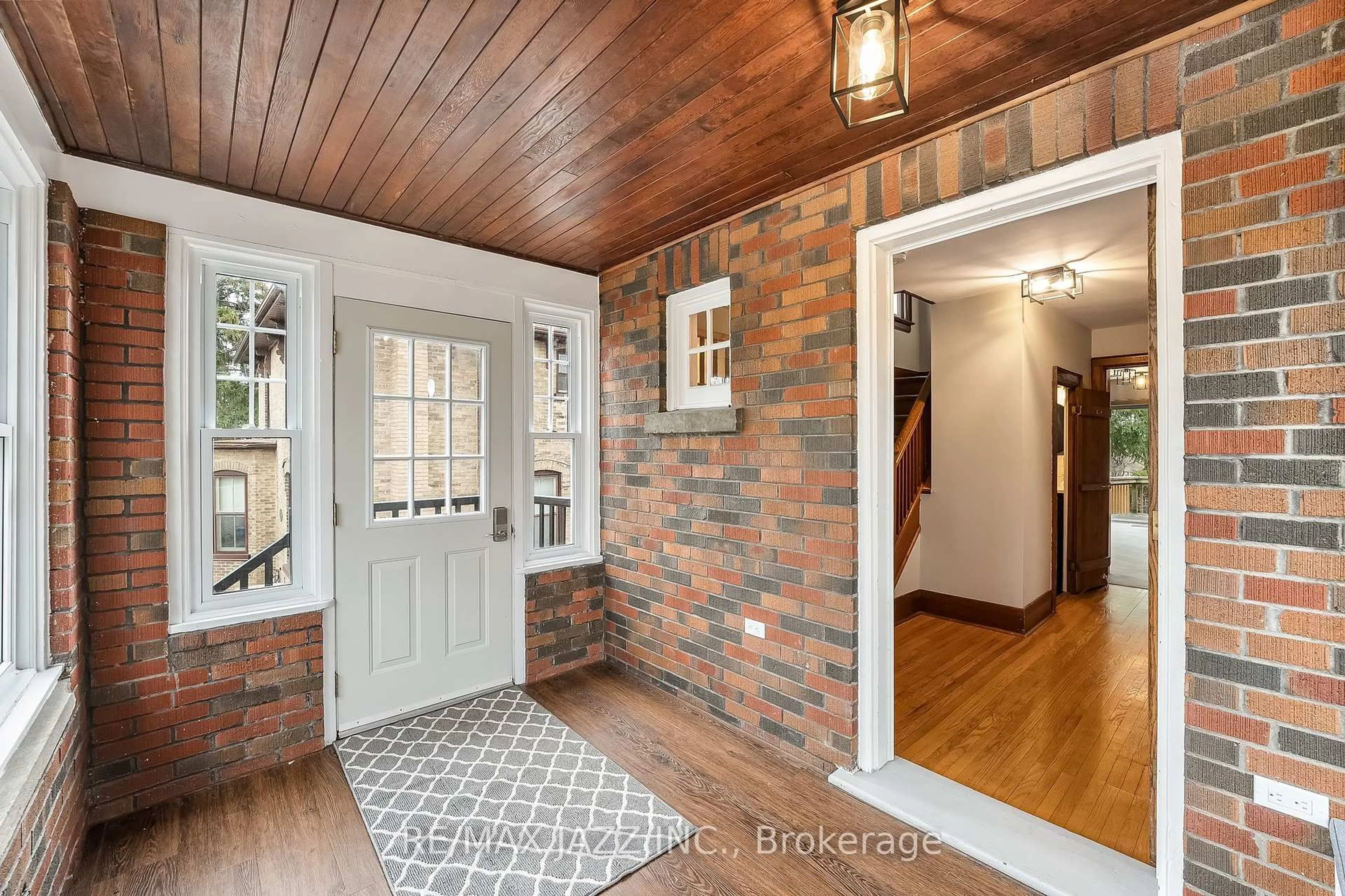 Indoor entryway for 394 Queen St, Scugog Ontario L9L 1J9