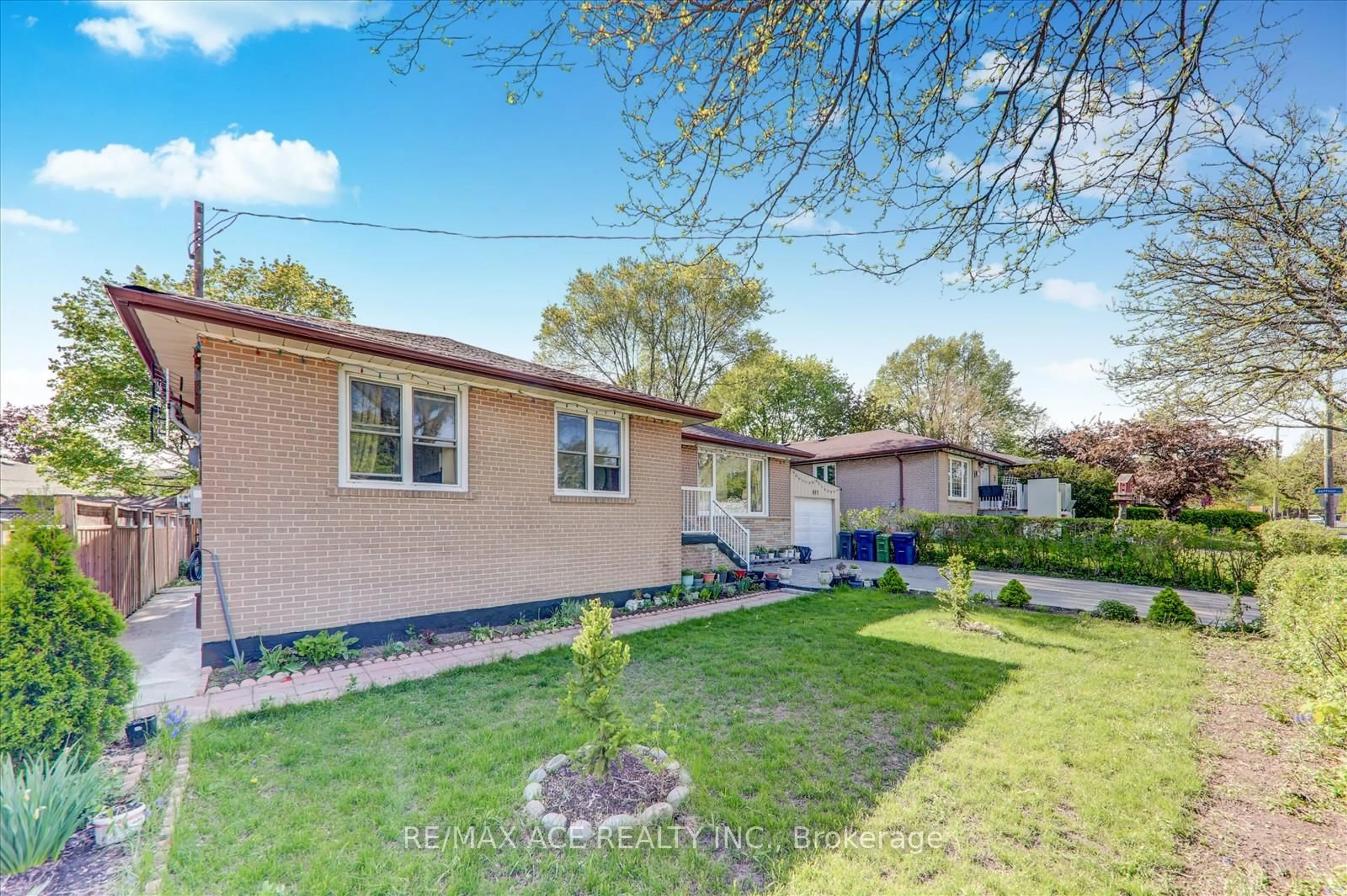 A pic from outside/outdoor area/front of a property/back of a property/a pic from drone, street for 811 Brimorton Dr, Toronto Ontario M1G 2T1
