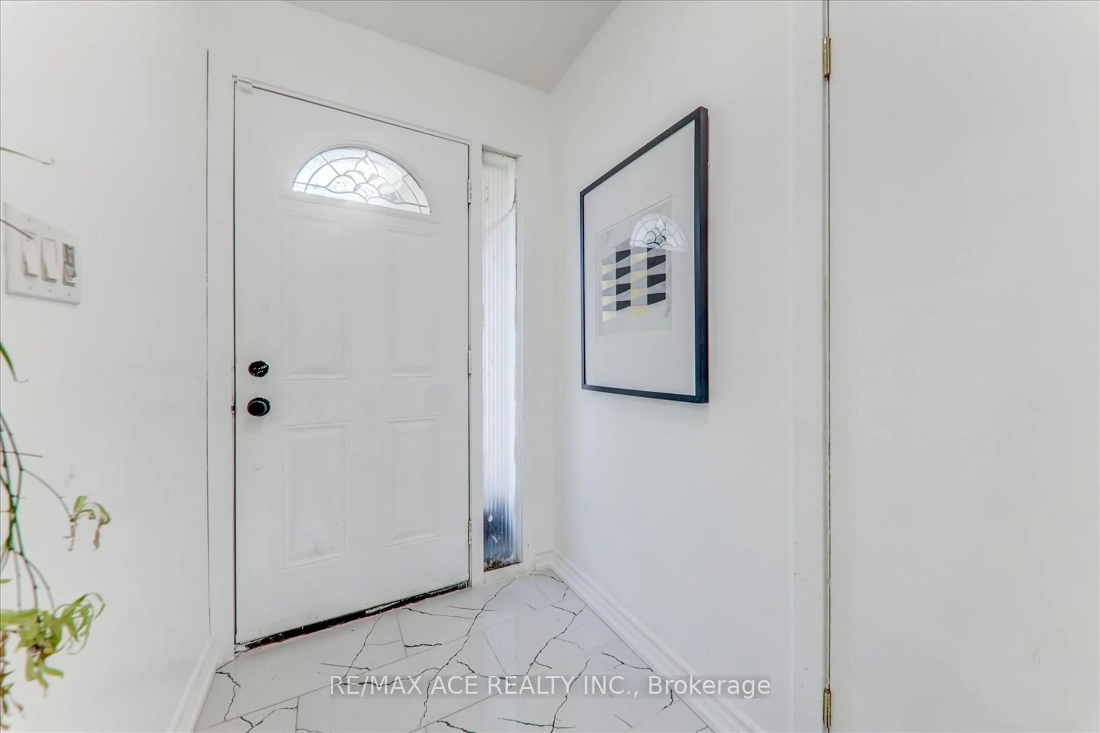 Indoor entryway for 811 Brimorton Dr, Toronto Ontario M1G 2T1